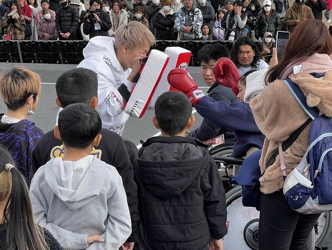 武尊さんのインスタグラム写真 - (武尊Instagram)「７代目タイガーマスクとしてチャリティーイベント🐯 相模原市の子ども食堂に基金の寄付をさせて頂きました🍱 少しずつだけどもっとこの活動を大きくしていって もっとたくさんの子供達を笑顔に出来るように頑張ろう！！ イベントに集まってくれた皆様ありがとうございました🙏🏼 ステージでキックの体験コーナーも🔥 @7th_tigermask」11月27日 16時54分 - k1takeru