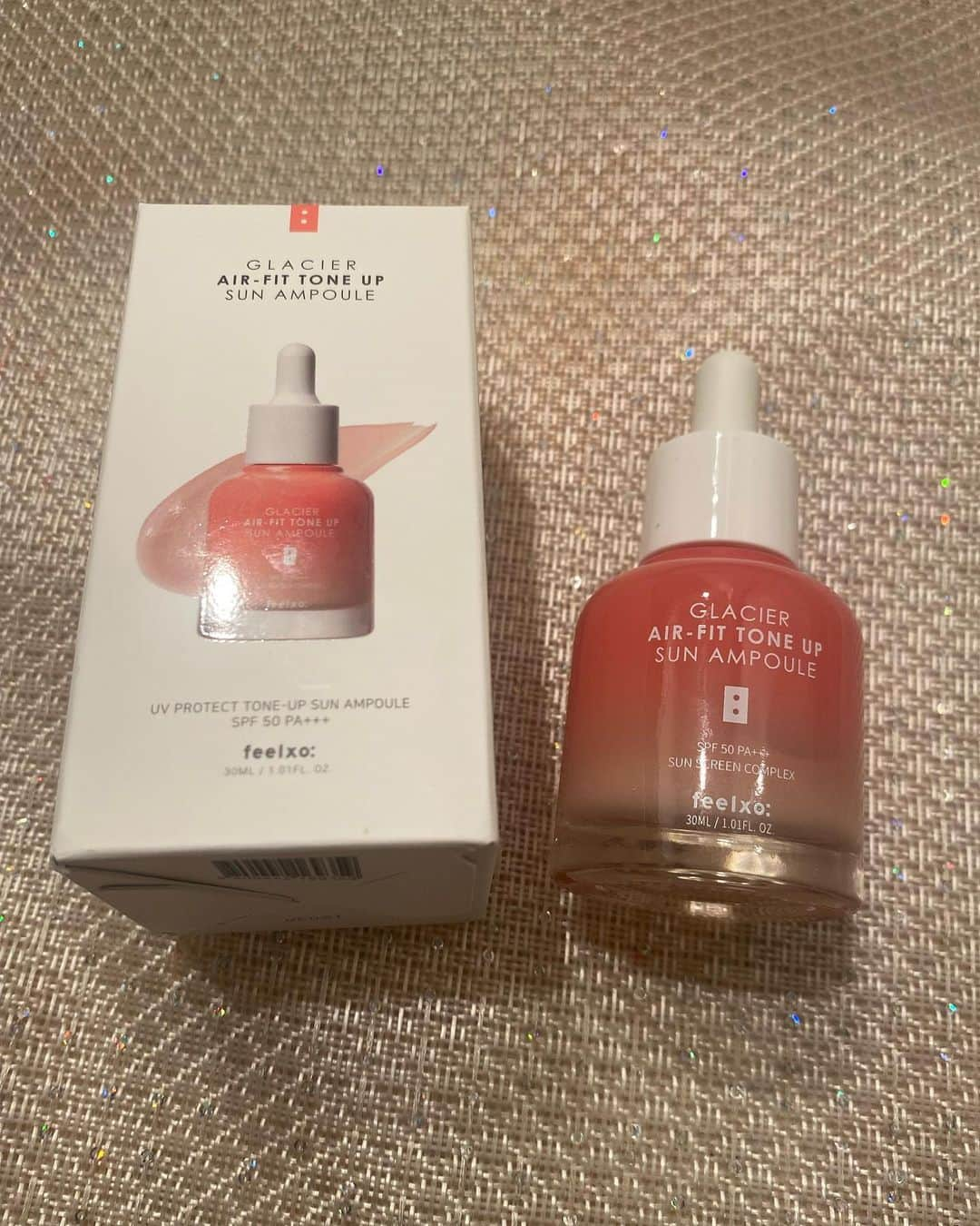 土屋智香のインスタグラム：「【feelxo】 グラシア⭐️エアフィットトーンアップサンアンプル[30ml] 紫外線カットSPF50+ / PA+++ トーンアップ下地 @baruda_inc  韓国コスメは可愛い✨ 美容液みたいだけど、トーンアップ。 塗ると明るい肌になって紫外線もカット。 見た目もめちゃくちゃ可愛いです😍 これだけでもサラッと外に出れるし、この上からファンデ塗ったら相乗効果で艶肌になりました😀  Qoo10で売ってます😀☟ https://www.qoo10.jp/g/1048488210  #pr #インフルエンサーワークス #feelxo #ピルソ #ピンクトーンアップ #ピルソピンクトーンアップアンプル #ベースメイクアンプル #桃肌ベースメイク #保湿 #くすみ肌 #日焼け止め #韓国コスメ」