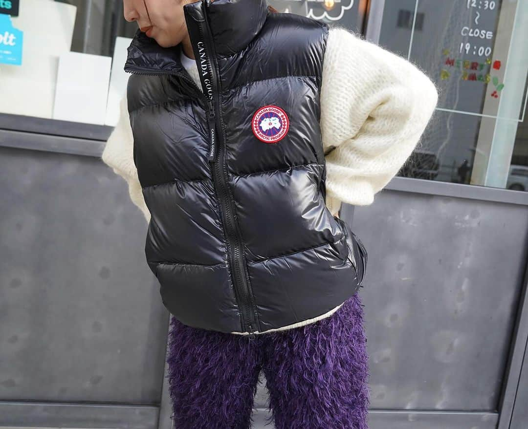 MāWさんのインスタグラム写真 - (MāWInstagram)「. [CANADA GOOSE] Cypress Puffer Vest 2257W.  ＜サイプレス パッファー ベスト＞は、普段の着こなしにすぐに馴染む、軽量な着心地を実現したアイテムです。  キャリングストラップが付いたパッカブル仕様で、どのような天候の変化にも対応します。  オールシーズン着用できるように設計され、保温性と実用性を兼ね備えたデイリーユースに最適なベストは、レイヤリングにもおすすめです。  -  #mawsapporo #MāW #insonlinestore #canadagoose #marmotcapital #sapporo #hokkaido #23aw」11月27日 16時47分 - maw_sapporo