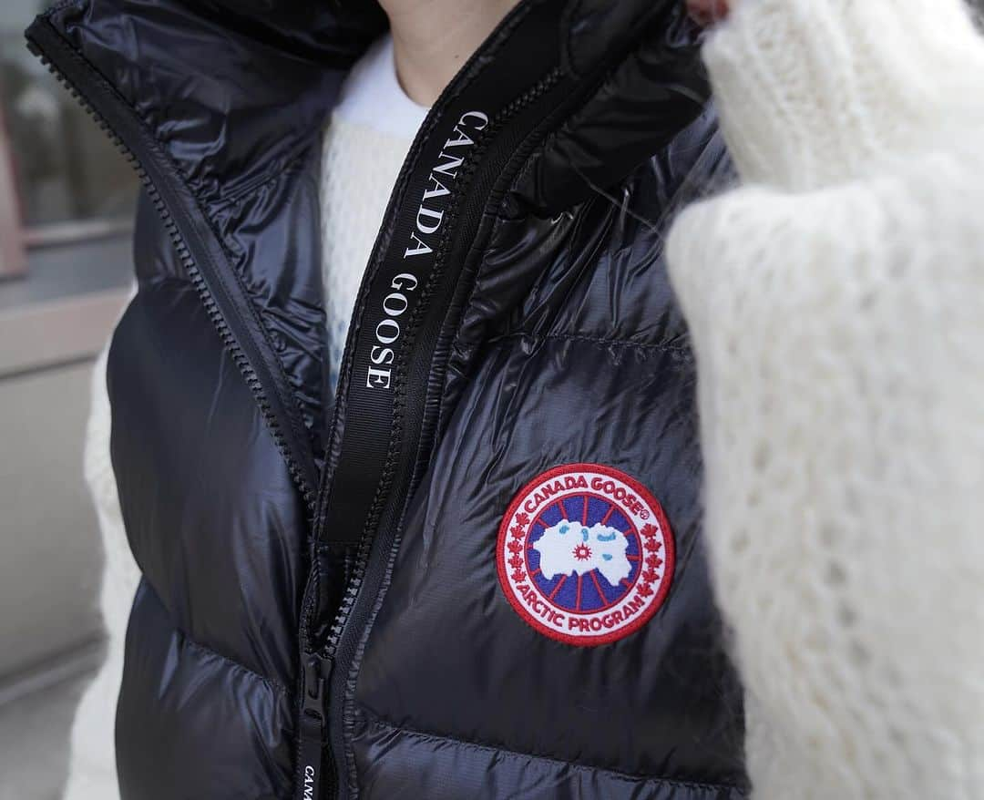 MāWさんのインスタグラム写真 - (MāWInstagram)「. [CANADA GOOSE] Cypress Puffer Vest 2257W.  ＜サイプレス パッファー ベスト＞は、普段の着こなしにすぐに馴染む、軽量な着心地を実現したアイテムです。  キャリングストラップが付いたパッカブル仕様で、どのような天候の変化にも対応します。  オールシーズン着用できるように設計され、保温性と実用性を兼ね備えたデイリーユースに最適なベストは、レイヤリングにもおすすめです。  -  #mawsapporo #MāW #insonlinestore #canadagoose #marmotcapital #sapporo #hokkaido #23aw」11月27日 16時47分 - maw_sapporo