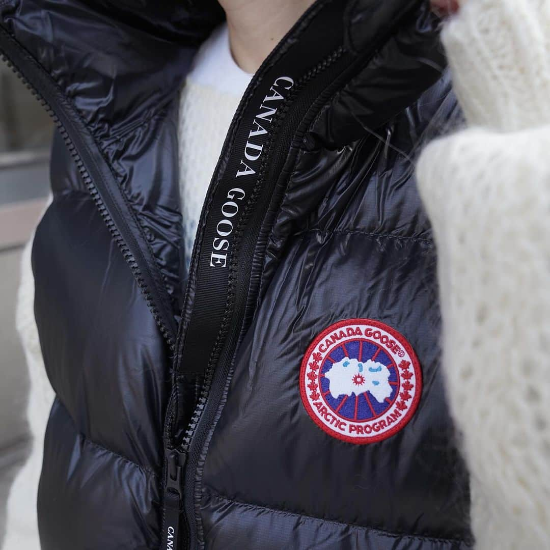 MāWさんのインスタグラム写真 - (MāWInstagram)「. [CANADA GOOSE] Cypress Puffer Vest 2257W.  ＜サイプレス パッファー ベスト＞は、普段の着こなしにすぐに馴染む、軽量な着心地を実現したアイテムです。  キャリングストラップが付いたパッカブル仕様で、どのような天候の変化にも対応します。  オールシーズン着用できるように設計され、保温性と実用性を兼ね備えたデイリーユースに最適なベストは、レイヤリングにもおすすめです。  -  #mawsapporo #MāW #insonlinestore #canadagoose #marmotcapital #sapporo #hokkaido #23aw」11月27日 16時50分 - maw_sapporo