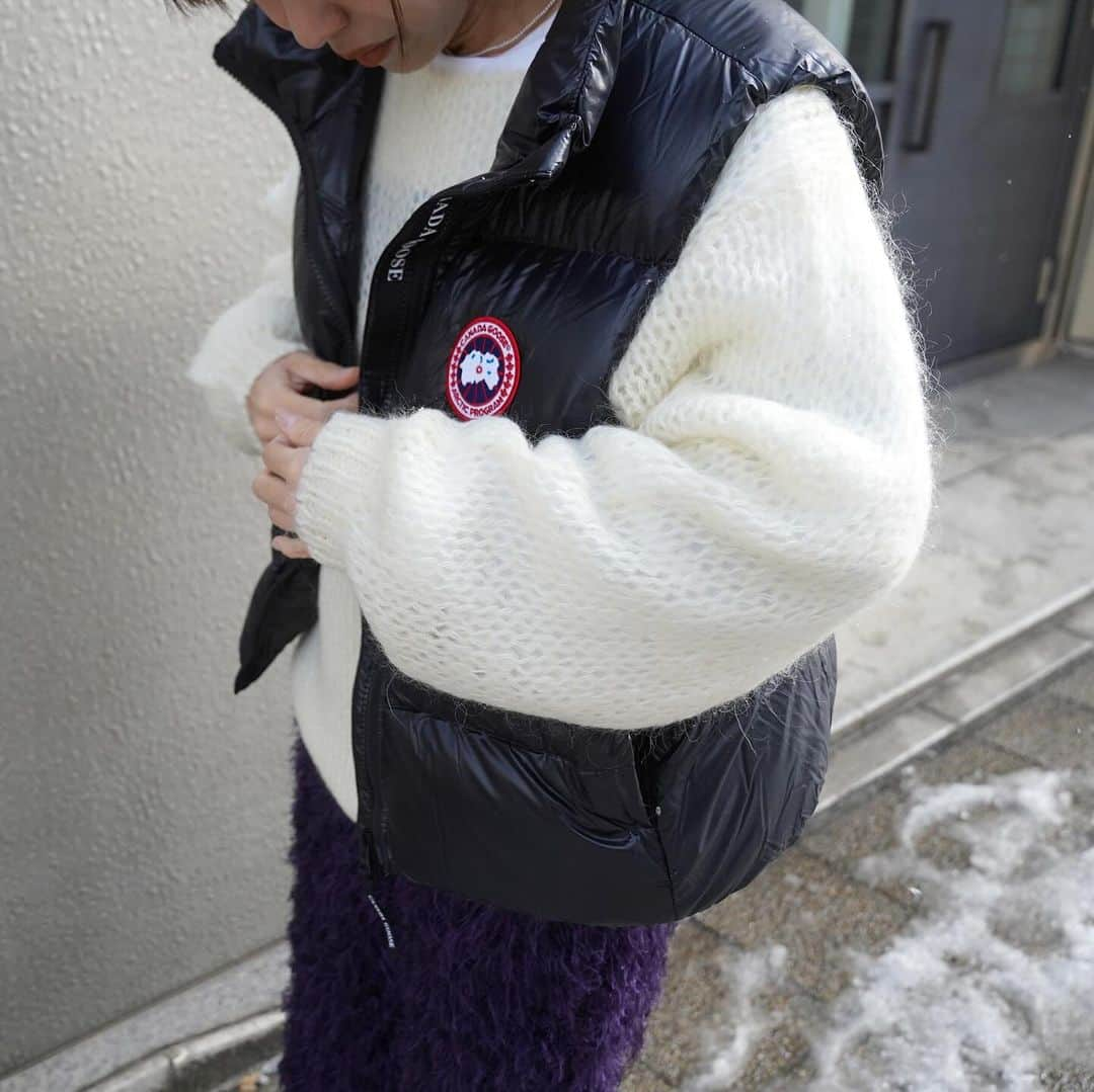 MāWさんのインスタグラム写真 - (MāWInstagram)「. [CANADA GOOSE] Cypress Puffer Vest 2257W.  ＜サイプレス パッファー ベスト＞は、普段の着こなしにすぐに馴染む、軽量な着心地を実現したアイテムです。  キャリングストラップが付いたパッカブル仕様で、どのような天候の変化にも対応します。  オールシーズン着用できるように設計され、保温性と実用性を兼ね備えたデイリーユースに最適なベストは、レイヤリングにもおすすめです。  -  #mawsapporo #MāW #insonlinestore #canadagoose #marmotcapital #sapporo #hokkaido #23aw」11月27日 16時50分 - maw_sapporo