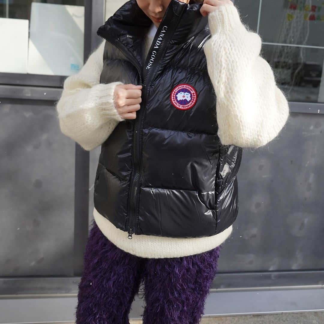 MāWさんのインスタグラム写真 - (MāWInstagram)「. [CANADA GOOSE] Cypress Puffer Vest 2257W.  ＜サイプレス パッファー ベスト＞は、普段の着こなしにすぐに馴染む、軽量な着心地を実現したアイテムです。  キャリングストラップが付いたパッカブル仕様で、どのような天候の変化にも対応します。  オールシーズン着用できるように設計され、保温性と実用性を兼ね備えたデイリーユースに最適なベストは、レイヤリングにもおすすめです。  -  #mawsapporo #MāW #insonlinestore #canadagoose #marmotcapital #sapporo #hokkaido #23aw」11月27日 16時50分 - maw_sapporo