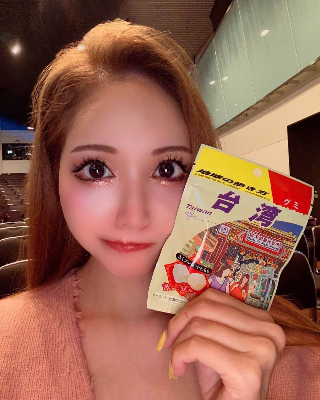 桜ゆみのインスタグラム：「インスタご無沙汰すぎ🥲 子供の頃から日記が続かないタイプだったんだ〜  かわいいグミみつけて買っちゃった💓 地球の歩き方💕  乱視用コンタクトで裸眼の顔だけど😹 マツエクしたばかりだからバサバサでご機嫌🥰💕 アレルギー用グルーで長持ちするグルーを探してくれて、 本当に目にしみないし目の調子悪くならなくて最高🥹💕 長持ちでぜんぜん減らなかった😹💓 新しいグルー探してくれたりほさんに大感謝😭💕  新宿駅そばprism▶︎ @liho___eye 🩵💙🩵💙  . #地球の歩き方 #森戸知沙希」