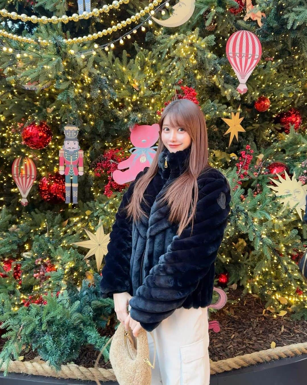 MAYUさんのインスタグラム写真 - (MAYUInstagram)「. 百貨店の前におっきいツリーがあって、外観がホリデー仕様になっていてとっても可愛かった〜🎄❤️✨ . COEXのライブラリーも前から気になっていて 今回初めて行ってみた！📕✨ 本がずらっと天井まで置いてあって圧巻だったよ🥺 とっても素敵な場所だったなぁ🤍 . . 防寒重視で服装は適当。。🤣🤍 . . #ootd#fashion#moncler#miumiu#ugg#christmas#christmastree#christmasdecor#illumination#korea#seoul#hyundai#trip#travel#韓国#韓国旅行#女子旅#ソウル#ピョルマダン図書館#별마당도서관#서울#미우미우#몽클레어#여행」11月27日 17時03分 - mayu.kina_golf