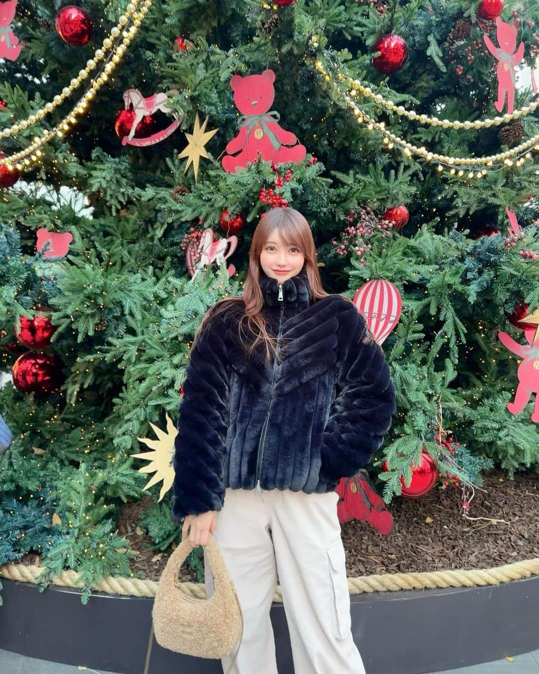 MAYUさんのインスタグラム写真 - (MAYUInstagram)「. 百貨店の前におっきいツリーがあって、外観がホリデー仕様になっていてとっても可愛かった〜🎄❤️✨ . COEXのライブラリーも前から気になっていて 今回初めて行ってみた！📕✨ 本がずらっと天井まで置いてあって圧巻だったよ🥺 とっても素敵な場所だったなぁ🤍 . . 防寒重視で服装は適当。。🤣🤍 . . #ootd#fashion#moncler#miumiu#ugg#christmas#christmastree#christmasdecor#illumination#korea#seoul#hyundai#trip#travel#韓国#韓国旅行#女子旅#ソウル#ピョルマダン図書館#별마당도서관#서울#미우미우#몽클레어#여행」11月27日 17時03分 - mayu.kina_golf