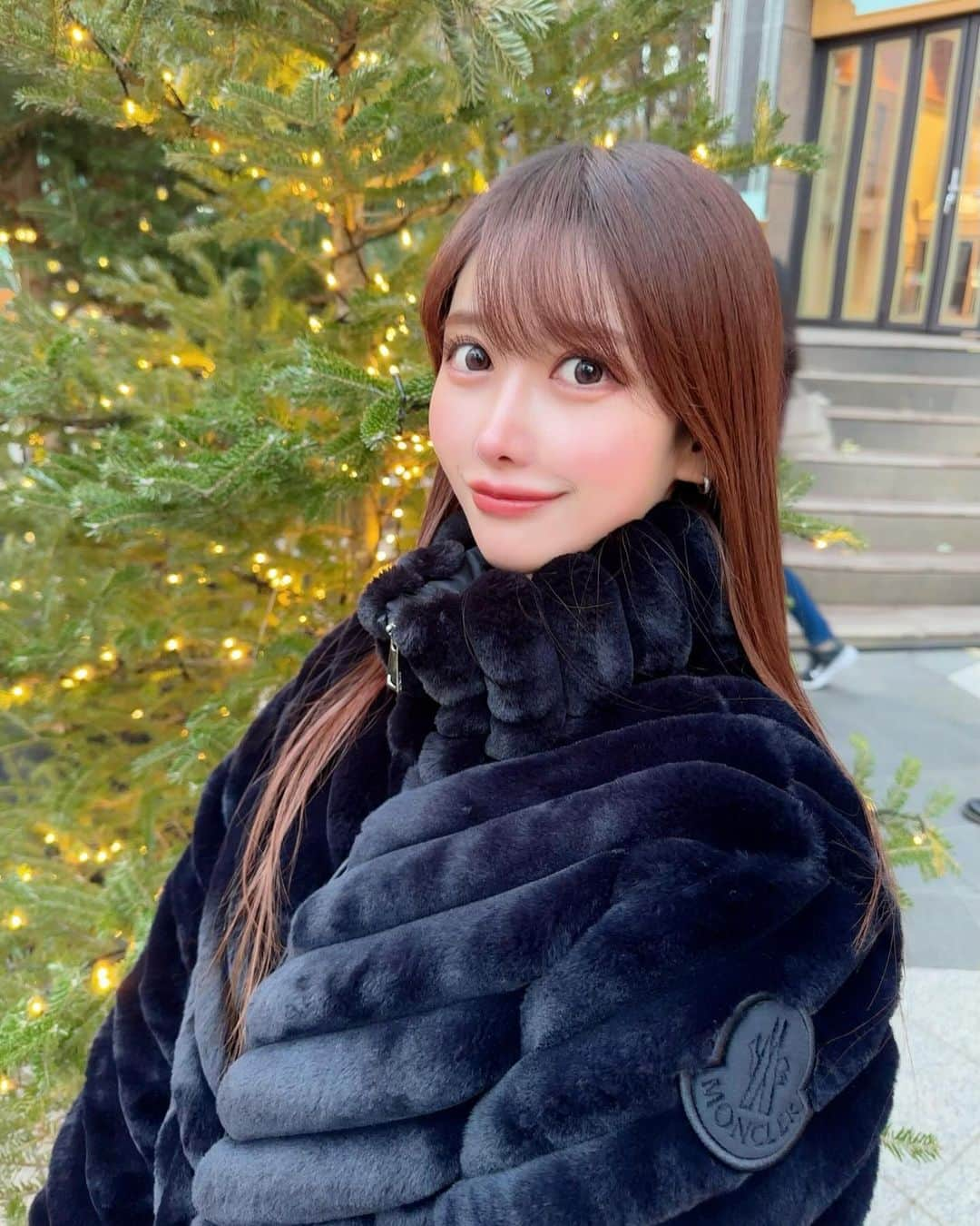 MAYUさんのインスタグラム写真 - (MAYUInstagram)「. 百貨店の前におっきいツリーがあって、外観がホリデー仕様になっていてとっても可愛かった〜🎄❤️✨ . COEXのライブラリーも前から気になっていて 今回初めて行ってみた！📕✨ 本がずらっと天井まで置いてあって圧巻だったよ🥺 とっても素敵な場所だったなぁ🤍 . . 防寒重視で服装は適当。。🤣🤍 . . #ootd#fashion#moncler#miumiu#ugg#christmas#christmastree#christmasdecor#illumination#korea#seoul#hyundai#trip#travel#韓国#韓国旅行#女子旅#ソウル#ピョルマダン図書館#별마당도서관#서울#미우미우#몽클레어#여행」11月27日 17時03分 - mayu.kina_golf