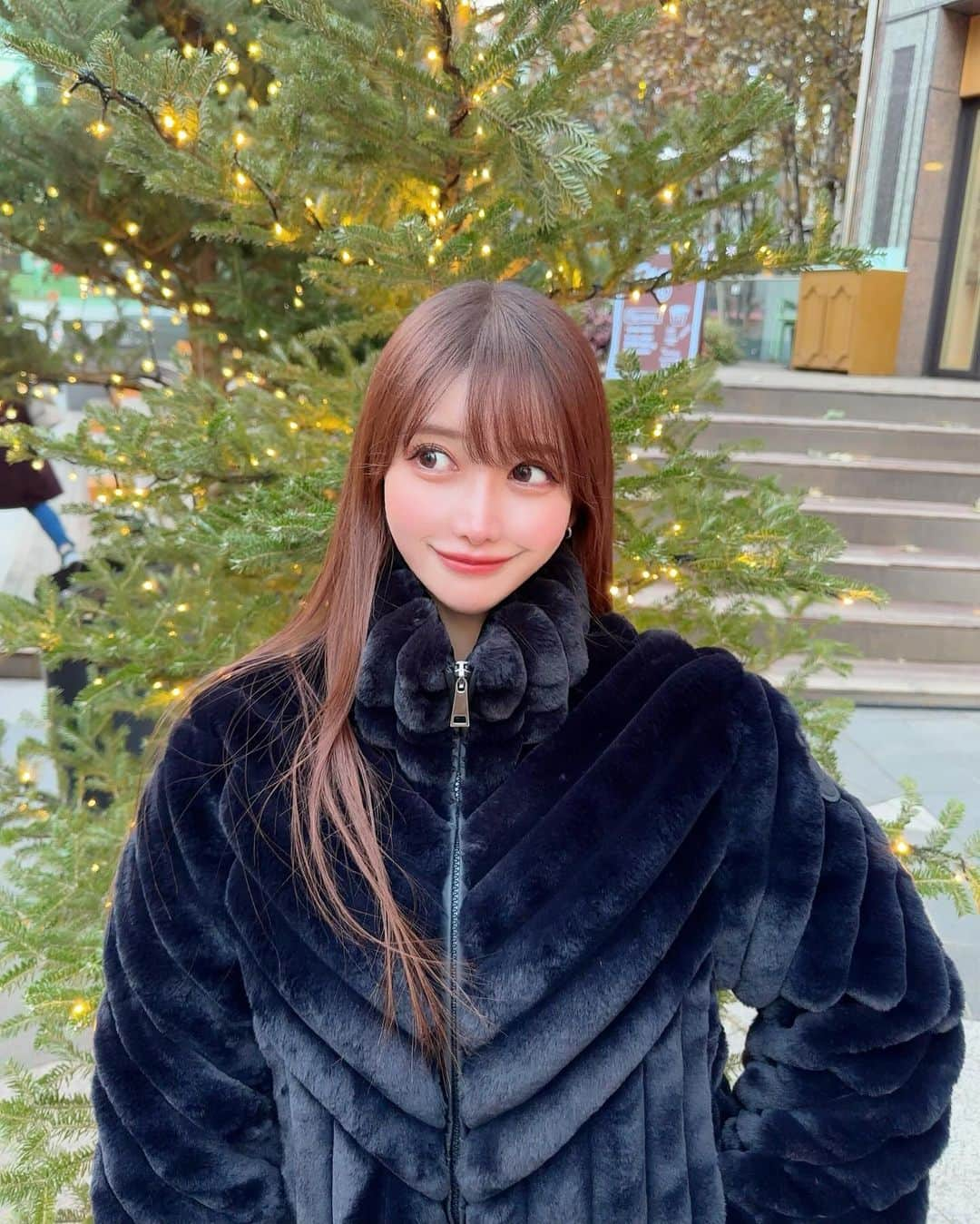 MAYUさんのインスタグラム写真 - (MAYUInstagram)「. 百貨店の前におっきいツリーがあって、外観がホリデー仕様になっていてとっても可愛かった〜🎄❤️✨ . COEXのライブラリーも前から気になっていて 今回初めて行ってみた！📕✨ 本がずらっと天井まで置いてあって圧巻だったよ🥺 とっても素敵な場所だったなぁ🤍 . . 防寒重視で服装は適当。。🤣🤍 . . #ootd#fashion#moncler#miumiu#ugg#christmas#christmastree#christmasdecor#illumination#korea#seoul#hyundai#trip#travel#韓国#韓国旅行#女子旅#ソウル#ピョルマダン図書館#별마당도서관#서울#미우미우#몽클레어#여행」11月27日 17時03分 - mayu.kina_golf