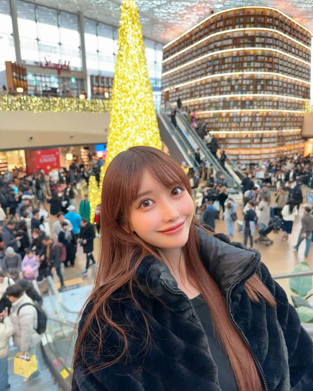 MAYUさんのインスタグラム写真 - (MAYUInstagram)「. 百貨店の前におっきいツリーがあって、外観がホリデー仕様になっていてとっても可愛かった〜🎄❤️✨ . COEXのライブラリーも前から気になっていて 今回初めて行ってみた！📕✨ 本がずらっと天井まで置いてあって圧巻だったよ🥺 とっても素敵な場所だったなぁ🤍 . . 防寒重視で服装は適当。。🤣🤍 . . #ootd#fashion#moncler#miumiu#ugg#christmas#christmastree#christmasdecor#illumination#korea#seoul#hyundai#trip#travel#韓国#韓国旅行#女子旅#ソウル#ピョルマダン図書館#별마당도서관#서울#미우미우#몽클레어#여행」11月27日 17時03分 - mayu.kina_golf