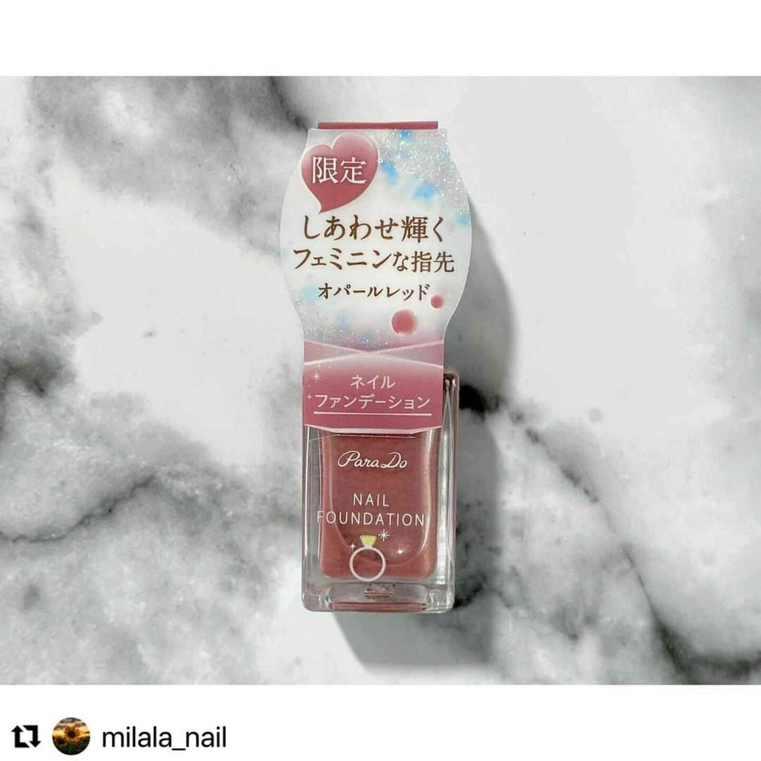 パラドゥ (ParaDo) ネイル部さんのインスタグラム写真 - (パラドゥ (ParaDo) ネイル部Instagram)「. パラドゥネイル部公式アンバサダー 6期生 @milala_nail さんのネイルファンデーション23AW限定色のスウォッチをご紹介💗  シアー感を出す場合は１～２度塗りがおススメです💁 くすみのあるレッドカラーなので、肌馴染みもよく指をキレイにみせてくれます💅✨  .:*・゜＋.。.:*・゜＋.。.:*・゜＋.。  @milala_nail ┈୨୧.｡ オパールレッド💎✦  パラドゥネイル部アンバサダー6期生の活動で ネイルファンデーションの新色をいただきました💎  オパールレッドの名前の通り オパールのパウダーが入っていて ちらちらする偏光パールの自然なツヤ感がとても素敵です☺️  画像は2度塗りですが、 シアーなくすみレッドが肌なじみの良いカラーになって どんなタイミングにも使いやすいです くすみ赤可愛いですよね〜🥰  11月24日発売 全国のセブンイレブンで購入できます💫 ┈˳◌*  ✿ ParaDo ネイルファンデーション 限定色 RD01 オパールレッド  #PR#パラドゥ#parado#パラドゥネイル部 #ネイル#nails#美甲#セルフネイル#ポリッシュネイル #手元くら部 #セルフネイル部#ネイル好きな人と繋がりたい #セルフネイラーさんと繋がりたい#冬ネイル #ネイルファンデーション#オフィスネイル」11月27日 17時02分 - parado_nailbu