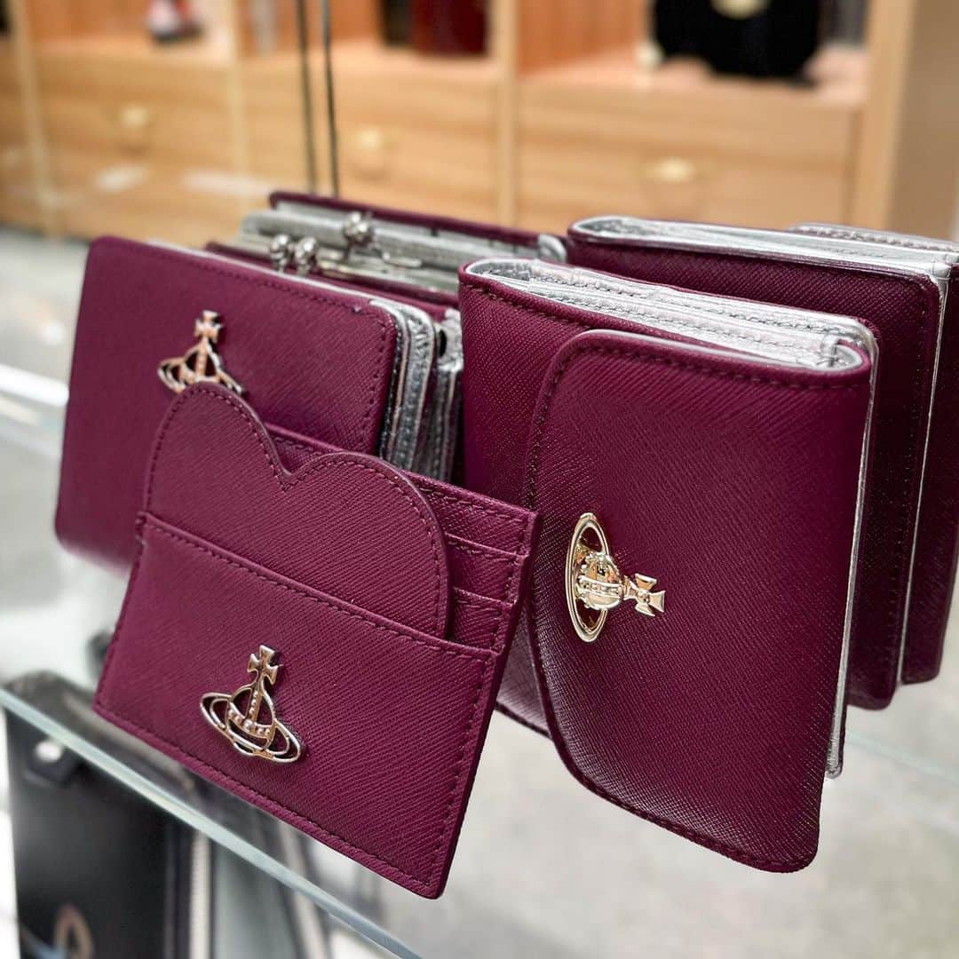 HANKYU.MODEさんのインスタグラム写真 - (HANKYU.MODEInstagram)「. Vivienne Westwood New wallet and more! At 3F MODE  コットンベルベットを使用し、クラシックな印象に仕上げた「EMBROIDERED ORB 口金三つ折り財布。 上品な艶をまとう素材に、カラーORB刺繍がアクセントに。 内部に札入れ、定期やIDを入れるのに最適なクリアウィンドウ付きのカード入れ、背面には片手で開閉可能な小銭入れも配し、実用的な機能も備えています。  三つ折り財布 各62,700円(カードスロット数6つ) ポーチ　29,700円  その他、種類豊富にラインアップ！  #VivienneWestwood #ヴィヴィアンウエストウッド #hankyumode #hankyu #阪急うめだ本店 #阪急本店 #うめはん #ファッション #hankyumode23aw #hankyumode23awwallet #wallet #財布 #ウォレット」11月27日 17時02分 - hankyumode