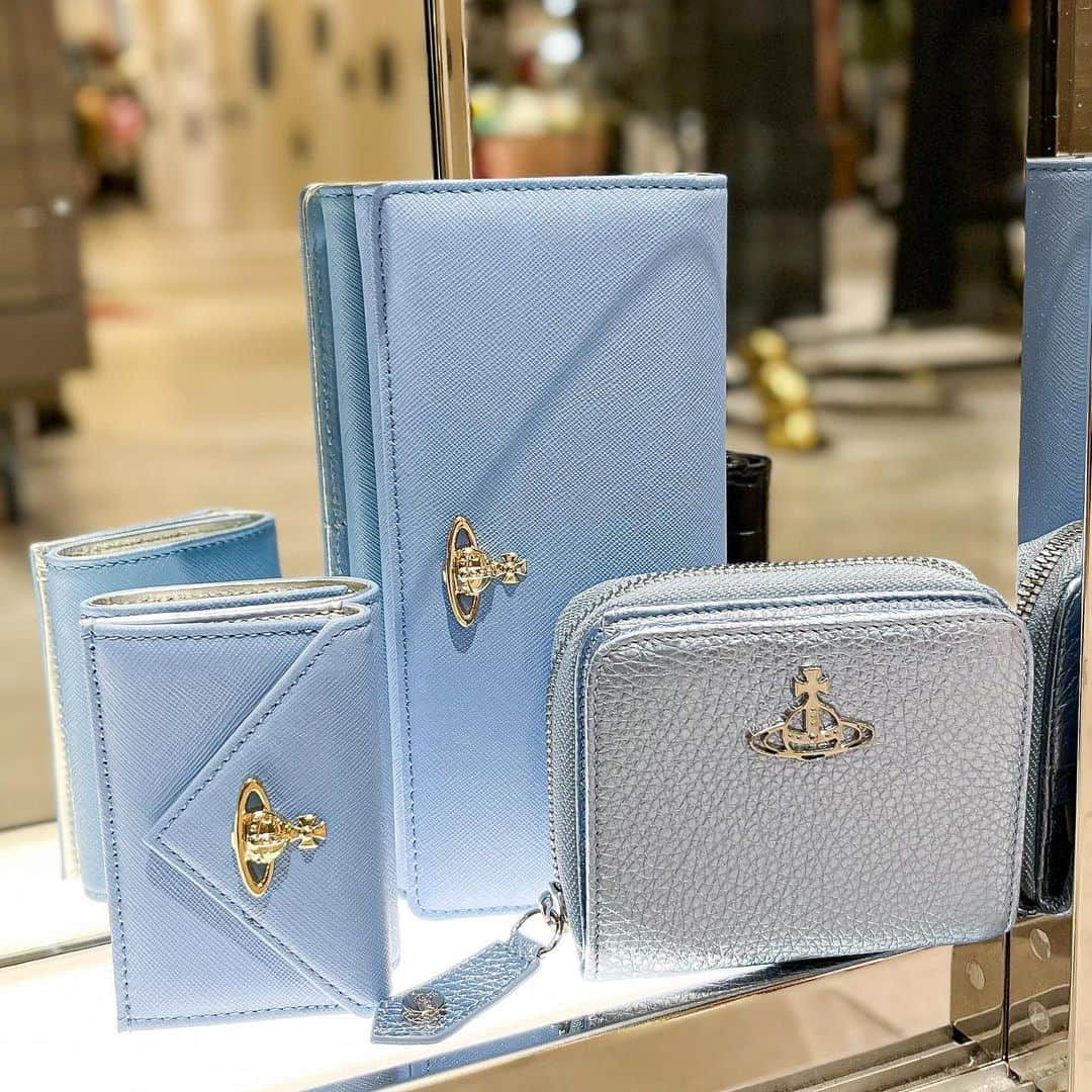 HANKYU.MODEさんのインスタグラム写真 - (HANKYU.MODEInstagram)「. Vivienne Westwood New wallet and more! At 3F MODE  コットンベルベットを使用し、クラシックな印象に仕上げた「EMBROIDERED ORB 口金三つ折り財布。 上品な艶をまとう素材に、カラーORB刺繍がアクセントに。 内部に札入れ、定期やIDを入れるのに最適なクリアウィンドウ付きのカード入れ、背面には片手で開閉可能な小銭入れも配し、実用的な機能も備えています。  三つ折り財布 各62,700円(カードスロット数6つ) ポーチ　29,700円  その他、種類豊富にラインアップ！  #VivienneWestwood #ヴィヴィアンウエストウッド #hankyumode #hankyu #阪急うめだ本店 #阪急本店 #うめはん #ファッション #hankyumode23aw #hankyumode23awwallet #wallet #財布 #ウォレット」11月27日 17時02分 - hankyumode