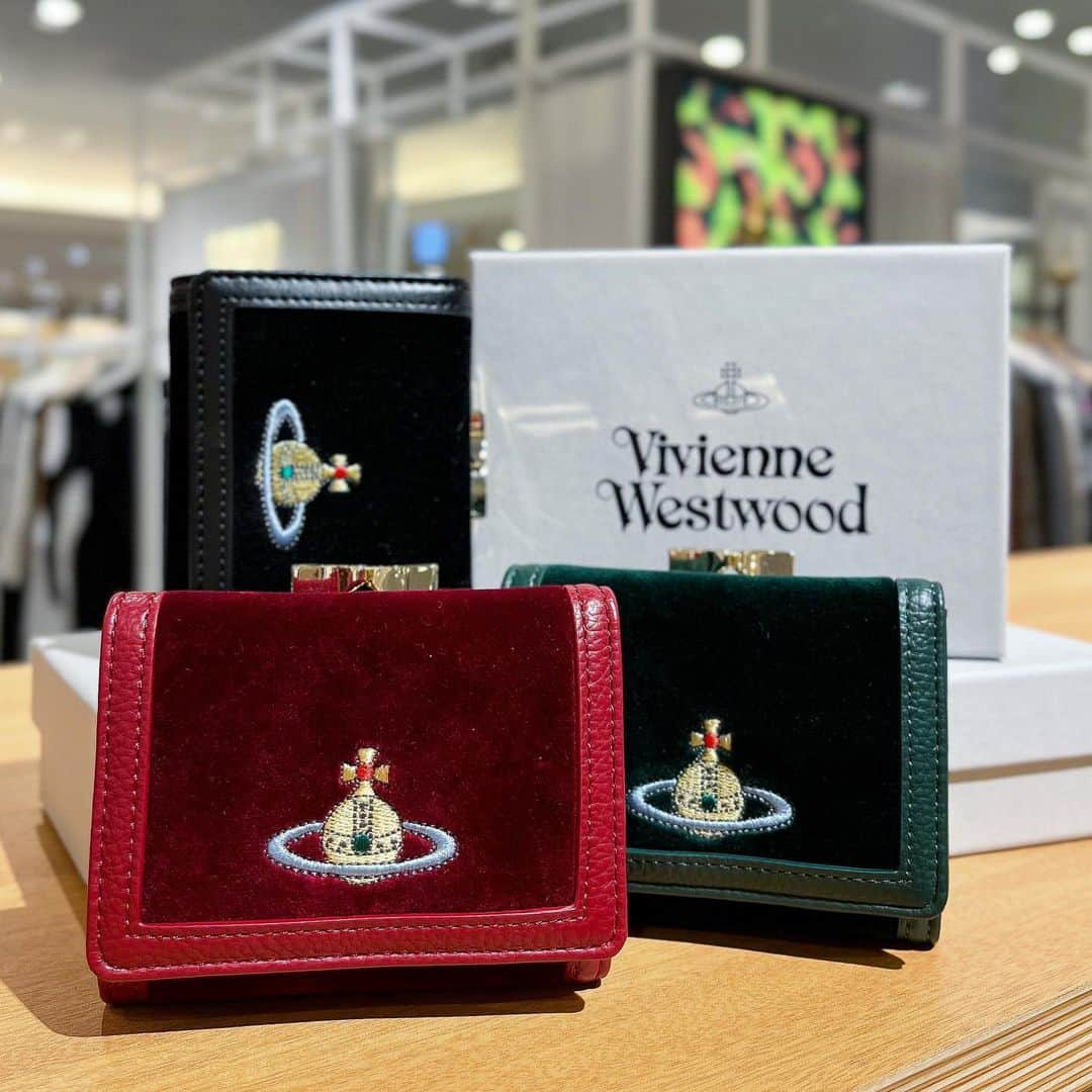 HANKYU.MODEのインスタグラム：「. Vivienne Westwood New wallet and more! At 3F MODE  コットンベルベットを使用し、クラシックな印象に仕上げた「EMBROIDERED ORB 口金三つ折り財布。 上品な艶をまとう素材に、カラーORB刺繍がアクセントに。 内部に札入れ、定期やIDを入れるのに最適なクリアウィンドウ付きのカード入れ、背面には片手で開閉可能な小銭入れも配し、実用的な機能も備えています。  三つ折り財布 各62,700円(カードスロット数6つ) ポーチ　29,700円  その他、種類豊富にラインアップ！  #VivienneWestwood #ヴィヴィアンウエストウッド #hankyumode #hankyu #阪急うめだ本店 #阪急本店 #うめはん #ファッション #hankyumode23aw #hankyumode23awwallet #wallet #財布 #ウォレット」