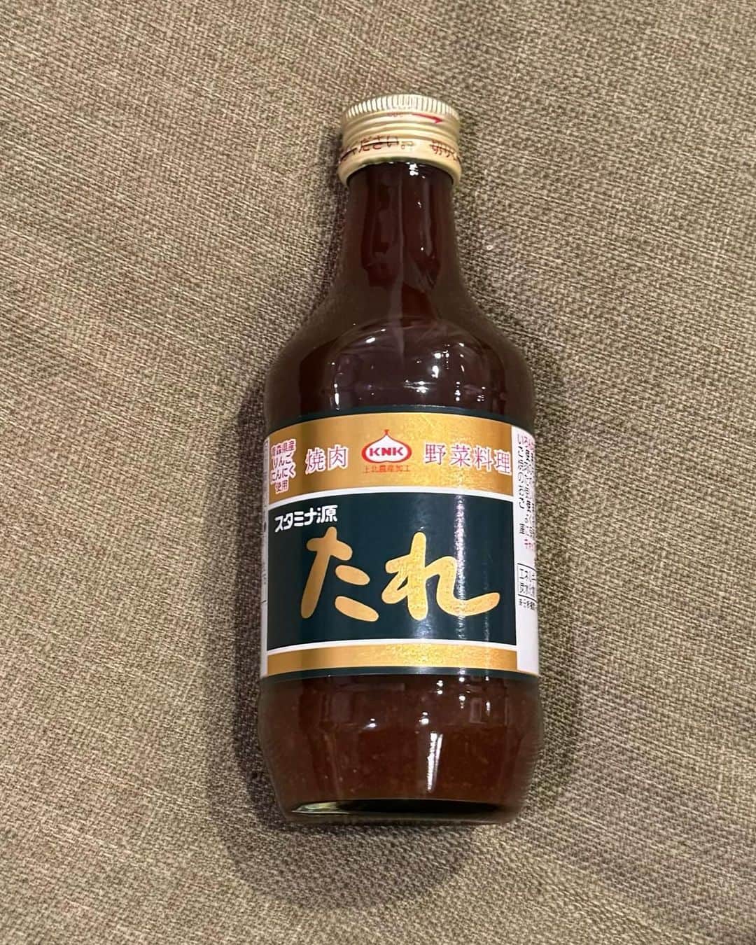 日暮愛葉のインスタグラム：「今日は脂のない赤みの牛肉を買ったので ダーリンおすすめのこの万能たれ。 野菜でもお肉でもとってもおいしいんです。 朝昼スープだったので 夕飯はこれでお肉をいただきます♪  #KNKたれ #焼肉」