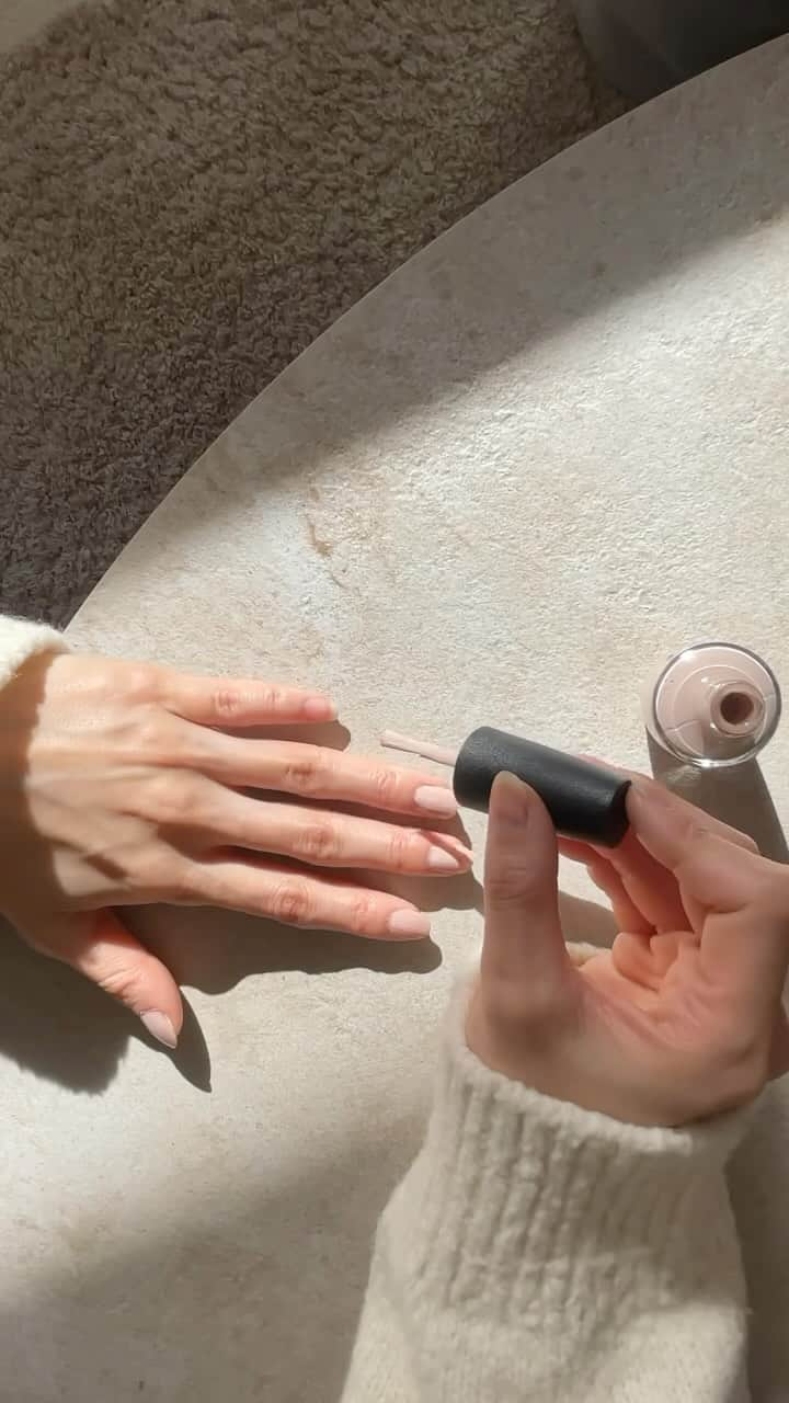 鈴木友菜のインスタグラム：「@opi_japan @opi のネイルエンビー💅 ジェルをお休みしている期間中に使うアイテムだったのが、9色展開になってカラーを楽しみながら爪を保護することができるようになりました！ 一度塗りでもOKな発色と乾きやすさはさすがOPI🥹❣️  Amazon楽天でも買えるよ〜！ #PR #opi #オーピーアイ #ネイル #ネイルエンビー #ネイルトリートメント」