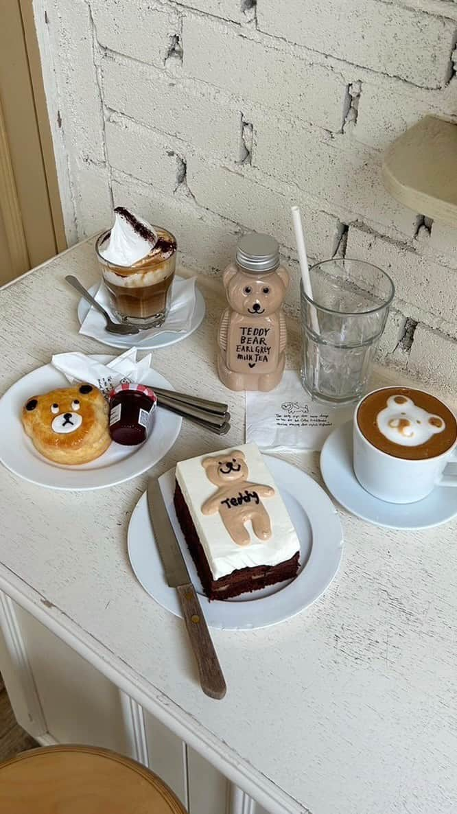 AMOのインスタグラム：「RUBYのくまトレーナー着てくま活🐻  @cafe_highwaist 益善店 スコーンにケーキにラテアート くまモチーフのメニューがたくさん🧸  ベアプリントトレーナー / OATMEAL @ruby_and_you   #rubyandyou #익선동카페 #종로3가카페  #益善洞カフェ #카페하이웨스트  #あもソウル」