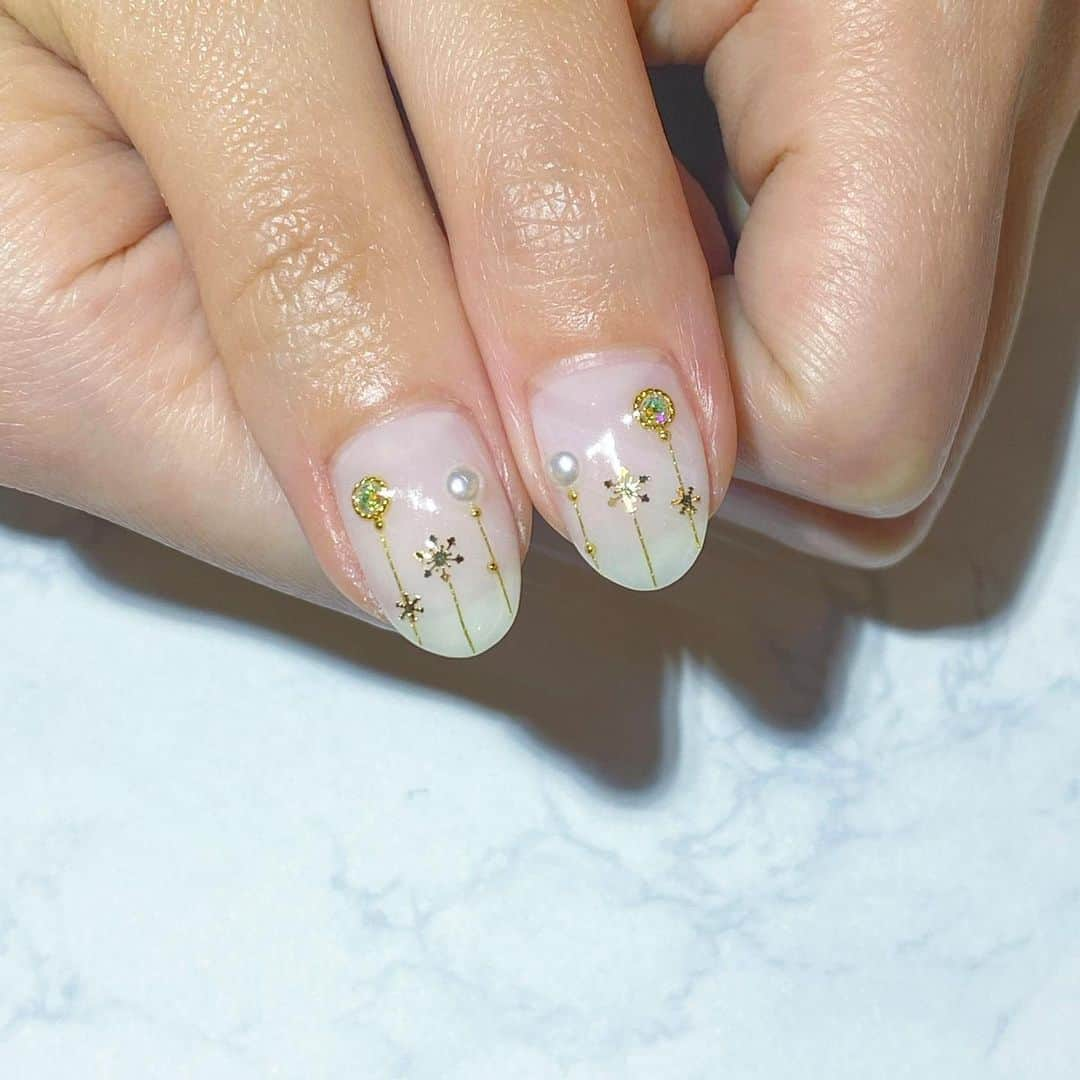 黒崎えり子さんのインスタグラム写真 - (黒崎えり子Instagram)「Christmas Nails🎄  冬定番のクリスマスネイル🎁  #nails #nailart #naildesign #nailstagram #nailtips #christmasnails #christmas #snownails #snow #glitternails #ネイルアート #ネイル #ネイルデザイン #クリスマスネイル #クリスマスネイルデザイン #クリスマス #クリスマスツリー #オーナメントネイル #キラキラネイル #雪ネイル #雪の結晶ネイル #ストーンネイル #表参道ネイルサロン #表参道 #erikonail淡路桜子」11月27日 16時58分 - erikonail