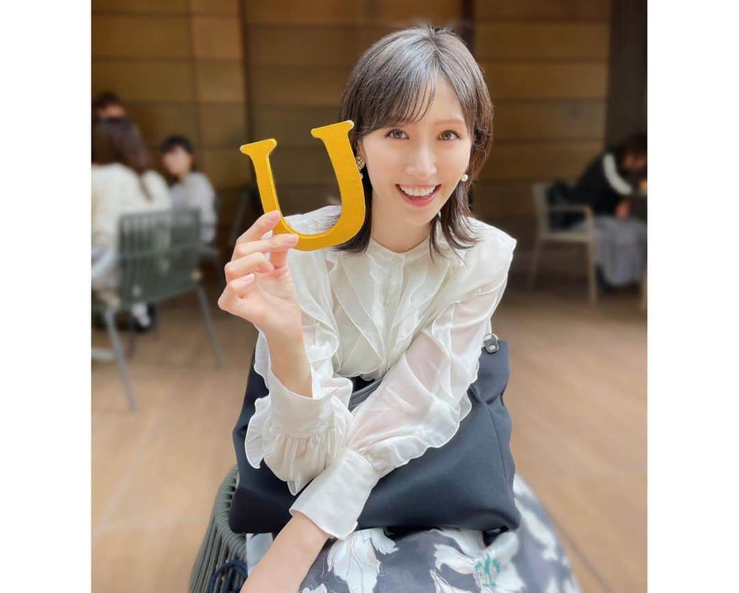 横山ルリカさんのインスタグラム写真 - (横山ルリカInstagram)「. よーこちゃんから抹茶スイーツのリクエストがあり、おデート🫶💗🍵  なんと、スイーツ前のランチでお腹いっぱいになってしまい🍴 もう少し軽いご飯にすれば良かったと反省…😅  ドリンクだけでも🍵と抹茶屋さんに行ったのですが、渡されたアルファベットの番号札がUMAJOの”U″で2人でテンション⤴️🤩  話がいつまでも尽きず、とってもとっても楽しい1日でした🥰  #小澤陽子 アナ #同い年 #UMAJO #🐎🐎🐎 #抹茶ラテ #美味しかった #楽しかった #おデート #💛💛💛   #フリルブラウス #arpegestory #スカート #apuweiserriche   今週は12/3（日）15:00〜BSフジ 【BSスーパーKEIBA】に出演します🐎👑 ぜひご覧下さい🌈  #BSフジ #BSスーパーKEIBA #チャンピオンズカップ  そして、今夜23:30〜グリーンチャンネル 【ダート競馬JAPAN】👑 ぜひ、ご覧ください🐎  #グリーンチャンネル #ダート競馬JAPAN #クイーン賞 #船橋記念」11月27日 16時58分 - rurika_yokoyama_official