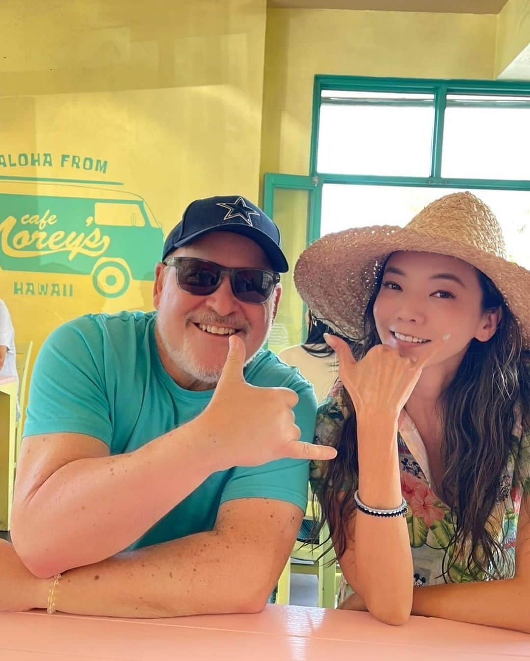 和央ようかさんのインスタグラム写真 - (和央ようかInstagram)「Back in Hawaii 🏝️🌈  やっと、ハワイに帰ってきました🏝️🌈  どんどん🐶待っていてくれて有難う。 今回もあまり長く居れないけど、たくさんお話しようね🐶  たくさん、太陽浴びて、リチャージしよう👍😊 着いてから既に3回も🌈を見た…  ありがとう  #takakoworldstylin🌎 #takakohawaiistylin🏝 #lifestyle #hawaii #hawaiilife #ハワイ生活#donfon🐶#どんどん#」11月27日 16時59分 - yokawao0215