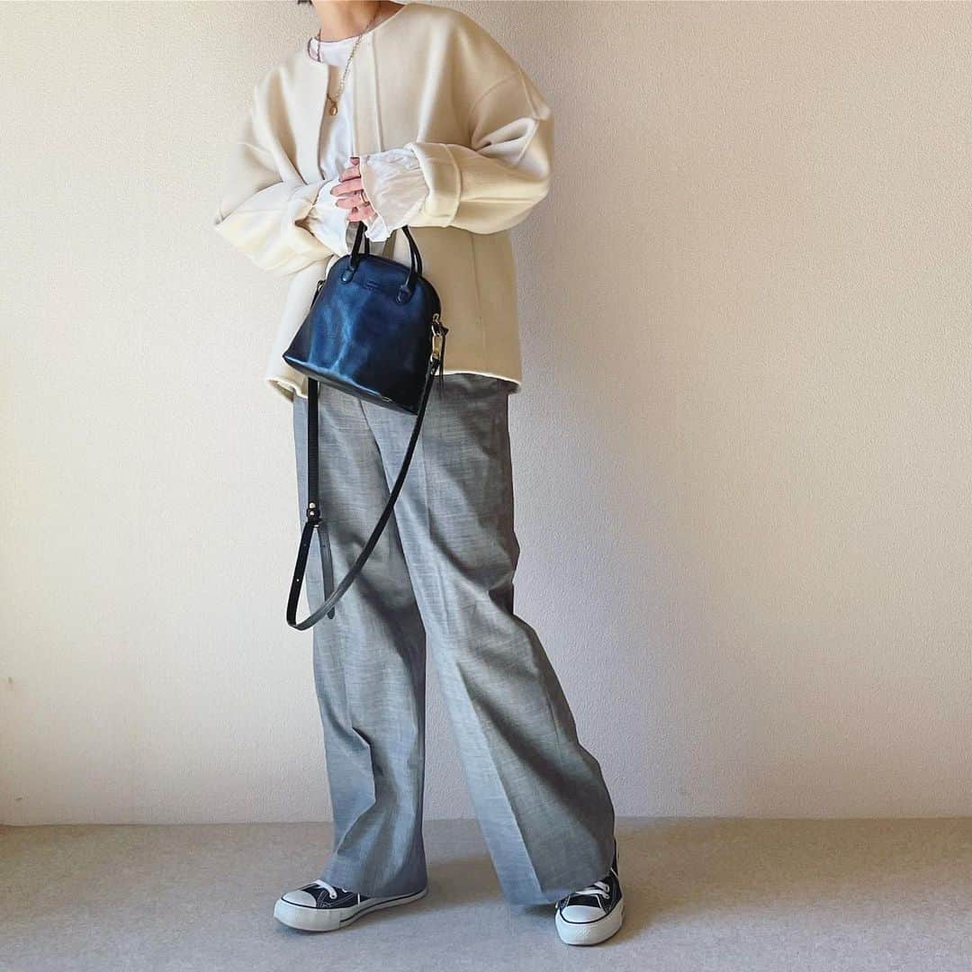 canariaのインスタグラム：「_  白×グレーの カジュアルスタイル  tops #canaria_style pants #canaria_style outer #canaria_style shoes #converse bag #hayni necklace #zara  #アラフィフファッション #50代ファッション #モノトーンコーデ #canariacoordinates」