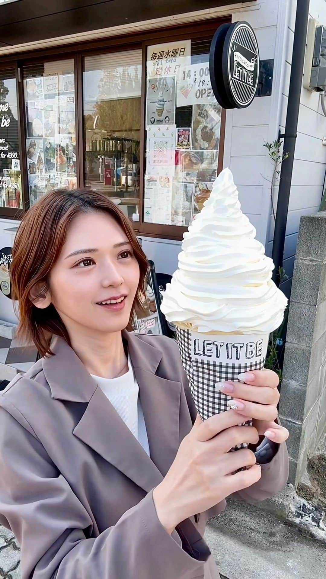 大見さなえのインスタグラム：「顔サイズの巨大クレープ🤤🍦 福岡 大牟田『LET IT BE』 ⁡ トッピングやサイズが豊富で 自分好みのカスタマイズクレープが楽しめるお店✨ ⁡ 巨大サイズ 【山盛りホイップクレープ 】1800円 これでもかってくらい盛り盛りの ホイップクリームは迫力満点！！！ 甘めのクリームに生地はもっちり食感☺️ ⁡ チョコホイップやハチミツホイップなど Sサイズは390円で食べられます✨ ⁡ 思う存分ホイップを食べたい人に🙆‍♀️ テイクアウトとイートインも可。 ーーーーーーーーーーーーーーーーーーーー ⏰ 14:00～19:00 日曜営業  定休日 水曜日、第一火曜日 📍福岡県大牟田市本町4-6-25 ーーーーーーーーーーーーーーーーーーーー #福岡グルメ #福岡スイーツ #大牟田グルメ #大牟田スイーツ #クレープ #crepe #sweets #デカ盛り #大盛り #めぐログ_福岡大牟田 #めぐログ_スイーツ」