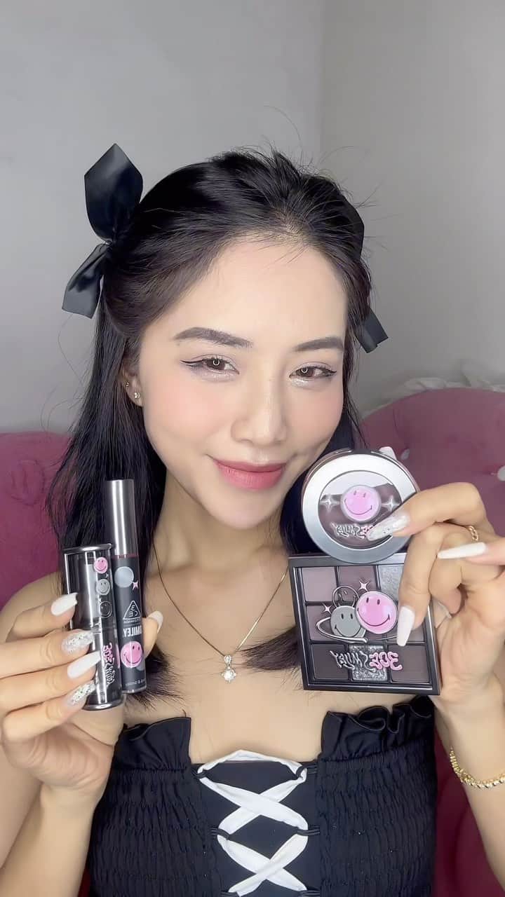 Official STYLENANDAのインスタグラム：「Get Quỳnh Trâm‘s look with 3CE Smiley Collection and stand a chance to win a shopping spree trip in Seoul!  Repost from @charmmie.233 💓  #3CE #3CESTYLENANDA #3CEVN #3CEXSMILEY #3CEX스마일리 #EMBOSSYOURSMILE #OURCOLOURSEMBOSSYOURSMILE #Tonglanhtrendy123somaily」