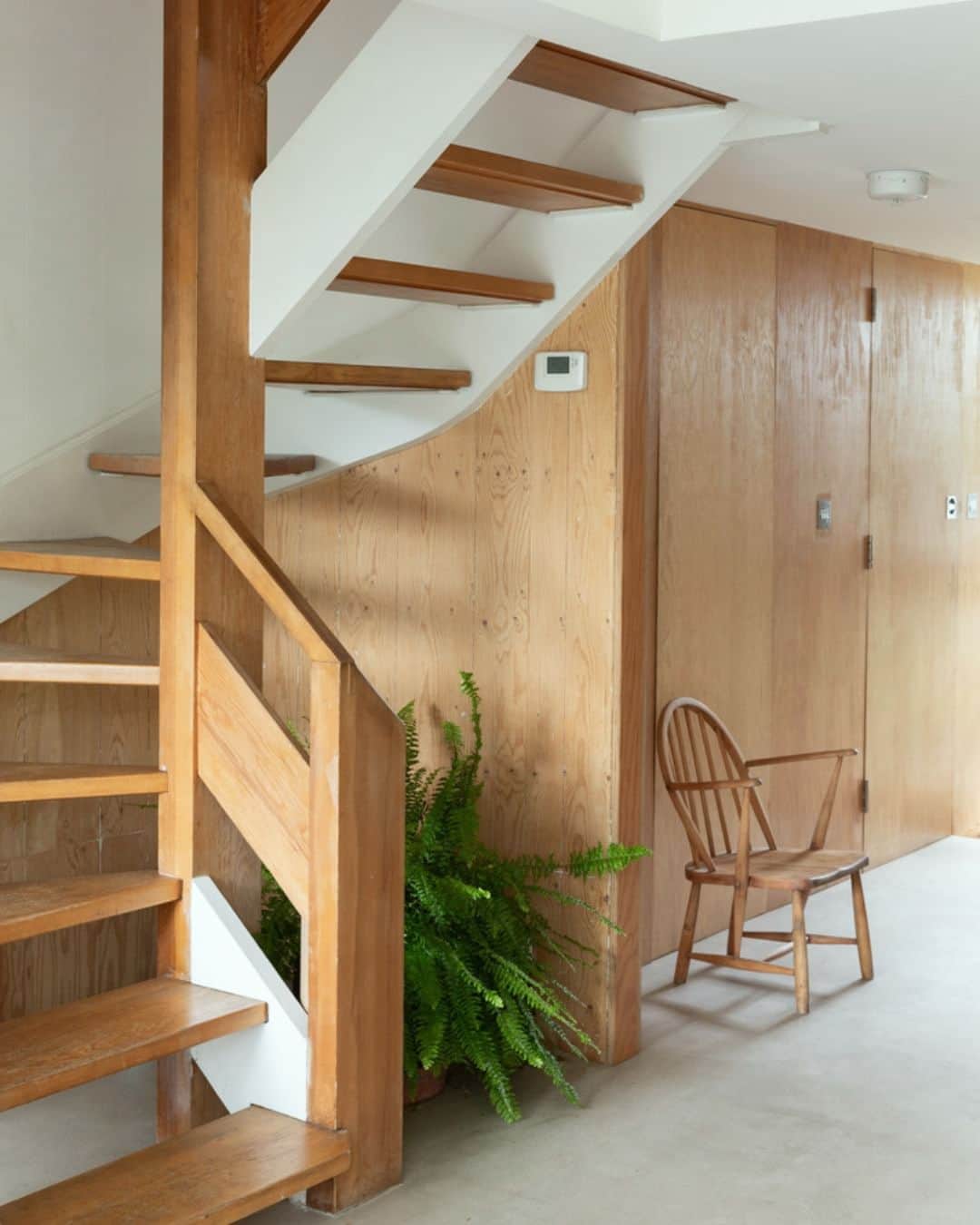 The Modern Houseのインスタグラム：「#forsale Modern Living: A 1960s family home in Denmark Hill, south-east London, designed by architect Peter Moiret and carefully renovated by Marcus Lee.  Follow the link in bio for the sales listing.  The Hamlet III, London SE5」