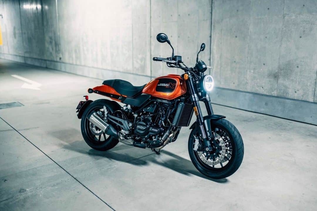 Harley-Davidson Japanさんのインスタグラム写真 - (Harley-Davidson JapanInstagram)「【HARLEY-DAVIDSON X】 軽量で取り回しのしやすいコンパクトさを備えたトラッカースタイルの「X350」と、アメリカンロードスタースタイルの「X500」 両モデルとも伝統のスタイリングと街乗りに最適化させた最新テクノロジーが同居する“軽量都市型モデル”という共通点がありつつ、新たなパラレルツインエンジンの排気量だけでなく、フレーム、シャシー、マフラー、サスペンションなど、ほぼ全てが異なる設計がなされており、それぞれにオリジナルな魅力を持っています。  https://www.h-d.com/jp/ja/motorcycles/h-d-x.html  #ハーレーダビッドソン #HarleyDavidson #UnitedWeRide #X350 #X500」11月27日 17時00分 - harleydavidsonjapan