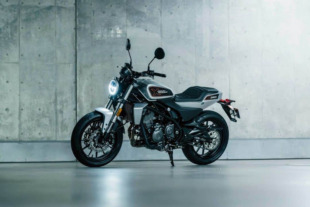 Harley-Davidson Japanさんのインスタグラム写真 - (Harley-Davidson JapanInstagram)「【HARLEY-DAVIDSON X】 軽量で取り回しのしやすいコンパクトさを備えたトラッカースタイルの「X350」と、アメリカンロードスタースタイルの「X500」 両モデルとも伝統のスタイリングと街乗りに最適化させた最新テクノロジーが同居する“軽量都市型モデル”という共通点がありつつ、新たなパラレルツインエンジンの排気量だけでなく、フレーム、シャシー、マフラー、サスペンションなど、ほぼ全てが異なる設計がなされており、それぞれにオリジナルな魅力を持っています。  https://www.h-d.com/jp/ja/motorcycles/h-d-x.html  #ハーレーダビッドソン #HarleyDavidson #UnitedWeRide #X350 #X500」11月27日 17時00分 - harleydavidsonjapan