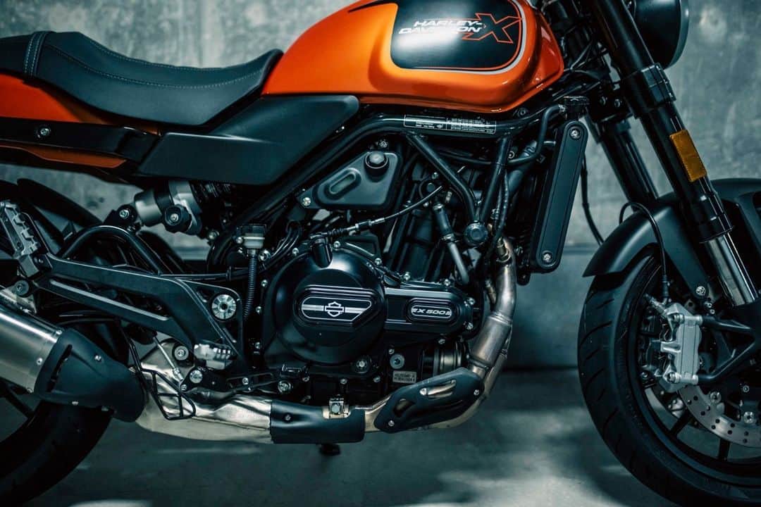 Harley-Davidson Japanさんのインスタグラム写真 - (Harley-Davidson JapanInstagram)「【HARLEY-DAVIDSON X】 軽量で取り回しのしやすいコンパクトさを備えたトラッカースタイルの「X350」と、アメリカンロードスタースタイルの「X500」 両モデルとも伝統のスタイリングと街乗りに最適化させた最新テクノロジーが同居する“軽量都市型モデル”という共通点がありつつ、新たなパラレルツインエンジンの排気量だけでなく、フレーム、シャシー、マフラー、サスペンションなど、ほぼ全てが異なる設計がなされており、それぞれにオリジナルな魅力を持っています。  https://www.h-d.com/jp/ja/motorcycles/h-d-x.html  #ハーレーダビッドソン #HarleyDavidson #UnitedWeRide #X350 #X500」11月27日 17時00分 - harleydavidsonjapan