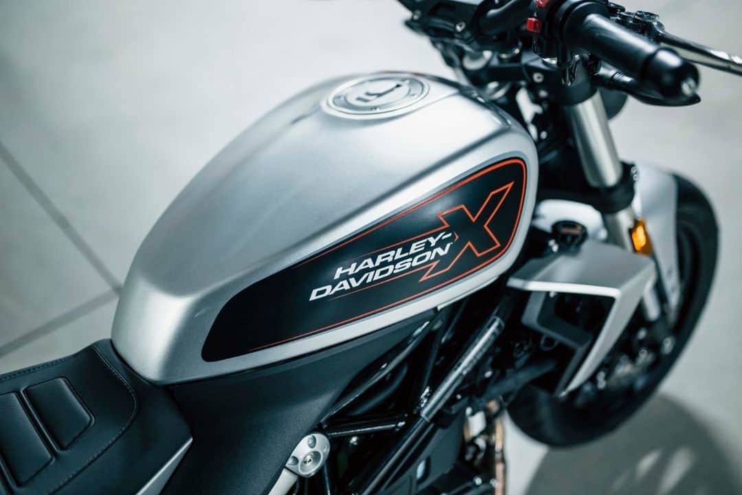 Harley-Davidson Japanさんのインスタグラム写真 - (Harley-Davidson JapanInstagram)「【HARLEY-DAVIDSON X】 軽量で取り回しのしやすいコンパクトさを備えたトラッカースタイルの「X350」と、アメリカンロードスタースタイルの「X500」 両モデルとも伝統のスタイリングと街乗りに最適化させた最新テクノロジーが同居する“軽量都市型モデル”という共通点がありつつ、新たなパラレルツインエンジンの排気量だけでなく、フレーム、シャシー、マフラー、サスペンションなど、ほぼ全てが異なる設計がなされており、それぞれにオリジナルな魅力を持っています。  https://www.h-d.com/jp/ja/motorcycles/h-d-x.html  #ハーレーダビッドソン #HarleyDavidson #UnitedWeRide #X350 #X500」11月27日 17時00分 - harleydavidsonjapan