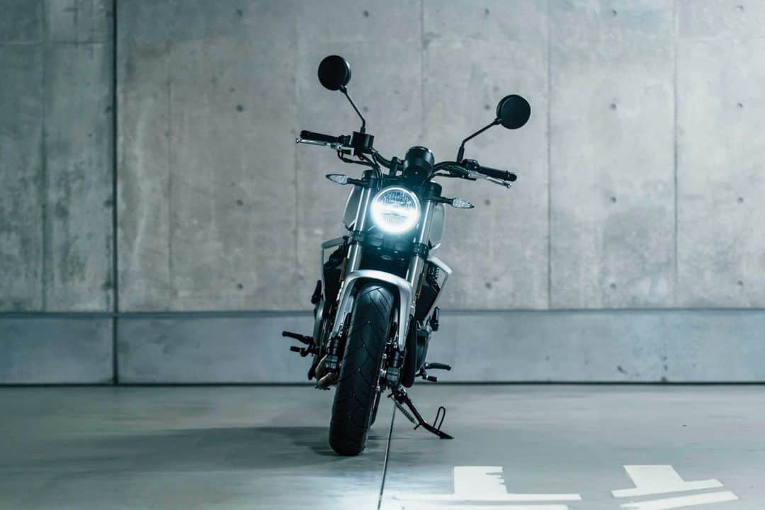 Harley-Davidson Japanさんのインスタグラム写真 - (Harley-Davidson JapanInstagram)「【HARLEY-DAVIDSON X】 軽量で取り回しのしやすいコンパクトさを備えたトラッカースタイルの「X350」と、アメリカンロードスタースタイルの「X500」 両モデルとも伝統のスタイリングと街乗りに最適化させた最新テクノロジーが同居する“軽量都市型モデル”という共通点がありつつ、新たなパラレルツインエンジンの排気量だけでなく、フレーム、シャシー、マフラー、サスペンションなど、ほぼ全てが異なる設計がなされており、それぞれにオリジナルな魅力を持っています。  https://www.h-d.com/jp/ja/motorcycles/h-d-x.html  #ハーレーダビッドソン #HarleyDavidson #UnitedWeRide #X350 #X500」11月27日 17時00分 - harleydavidsonjapan