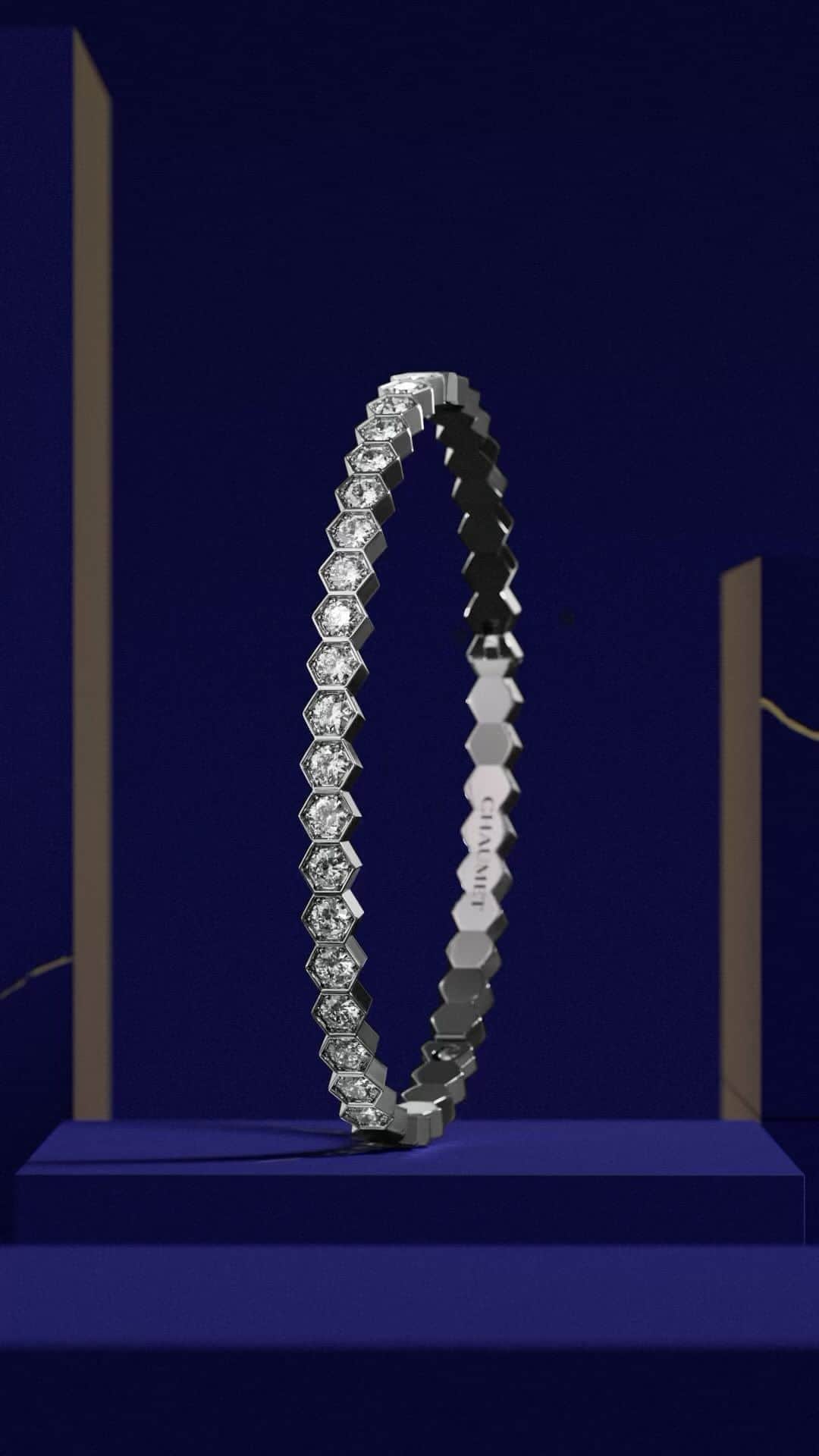 のインスタグラム：「As you embark on the journey to discover the perfect gift, join Chaumet’s enchanting treasure hunt, where sunny jewels await.  #Chaumet #FindYourGoldenTreasure #ChaumetTreasureHunt」