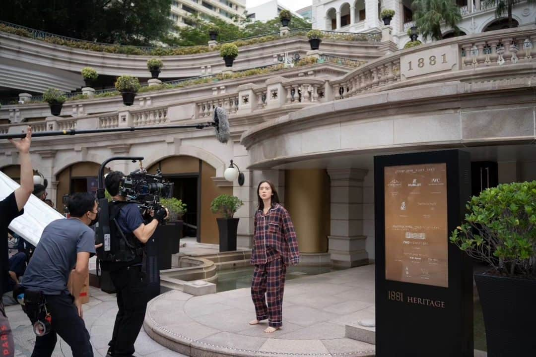 ヘリム のインスタグラム：「Walking barefoot in Hong Kong (in my PJs!!) felt pretty amazing!!👣  #스틸컷 #내안에홍콩이있다 #홍콩 #香港 #hongkong」