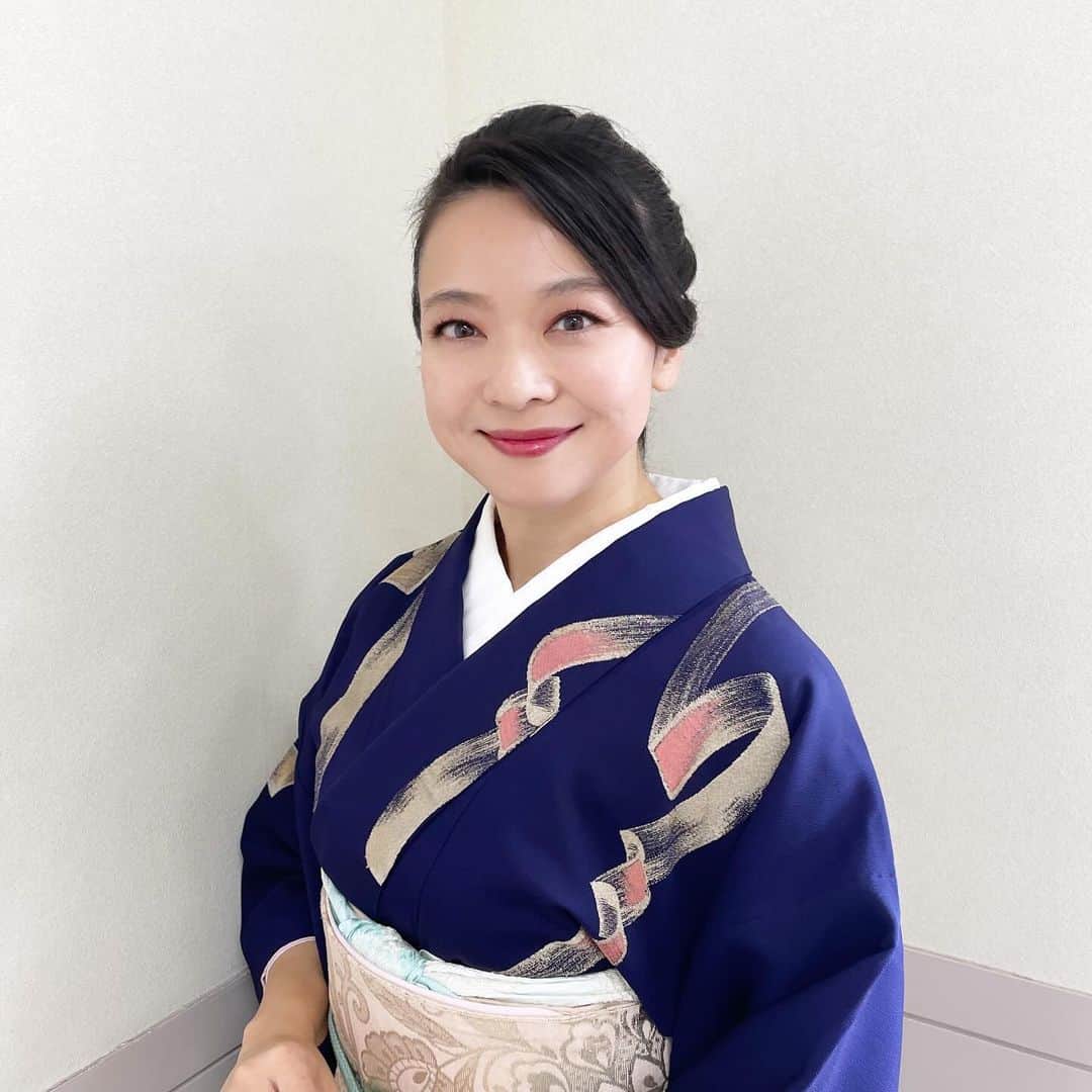 結城さなえさんのインスタグラム写真 - (結城さなえInstagram)「久しぶりのお着物。 心身が引き締まって、心地良かったです。  普段、如何に気を抜いて過ごしているか気付かされました。 今回はお仕事で和服を着る機会に恵まれましたが、普段からもっと着たいなぁ、そんな事を思った日。  #和服 #着物 #祖母の形見 #kimono #japaneseculture」11月27日 17時12分 - yuukisanae