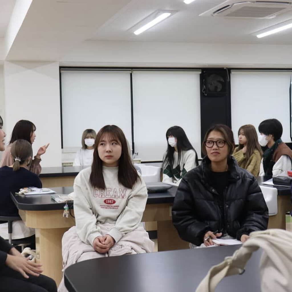 東京医薬専門学校さんのインスタグラム写真 - (東京医薬専門学校Instagram)「こんにちは☀︎ 💄化粧品総合学科です💄  就職対策の授業の様子をお届け✨ この日は新卒1年目の卒業生を中心に、1年目の仕事内容ややりがい、就職活動のアドバイスなどをしてもらいました🙌🏻  これから少しずつ就職活動が始まる1年生に取ってとても勉強になる時間でした!!  今回の授業を行うにあたり、お仕事のお忙しい中来てくれた卒業生のみなさん、ありがとうございました😊  また、いつでも遊びに来てください✨  #化粧品総合学科#化粧品研究開発#化粧品開発#東京医薬看護専門学校#東京医薬#専門学校#コスメ#cosme#化粧品づくり#就職活動#就職活動対策#化粧品検定1級#コスメコンシェルジュ#化粧品好きな人と繋がりたい#スキンケア好きな人と繋がりたい#コスメ女子#コスメ男子」11月27日 17時05分 - tokyo_iyaku