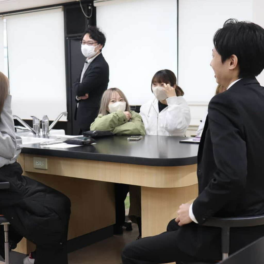 東京医薬専門学校さんのインスタグラム写真 - (東京医薬専門学校Instagram)「こんにちは☀︎ 💄化粧品総合学科です💄  就職対策の授業の様子をお届け✨ この日は新卒1年目の卒業生を中心に、1年目の仕事内容ややりがい、就職活動のアドバイスなどをしてもらいました🙌🏻  これから少しずつ就職活動が始まる1年生に取ってとても勉強になる時間でした!!  今回の授業を行うにあたり、お仕事のお忙しい中来てくれた卒業生のみなさん、ありがとうございました😊  また、いつでも遊びに来てください✨  #化粧品総合学科#化粧品研究開発#化粧品開発#東京医薬看護専門学校#東京医薬#専門学校#コスメ#cosme#化粧品づくり#就職活動#就職活動対策#化粧品検定1級#コスメコンシェルジュ#化粧品好きな人と繋がりたい#スキンケア好きな人と繋がりたい#コスメ女子#コスメ男子」11月27日 17時05分 - tokyo_iyaku