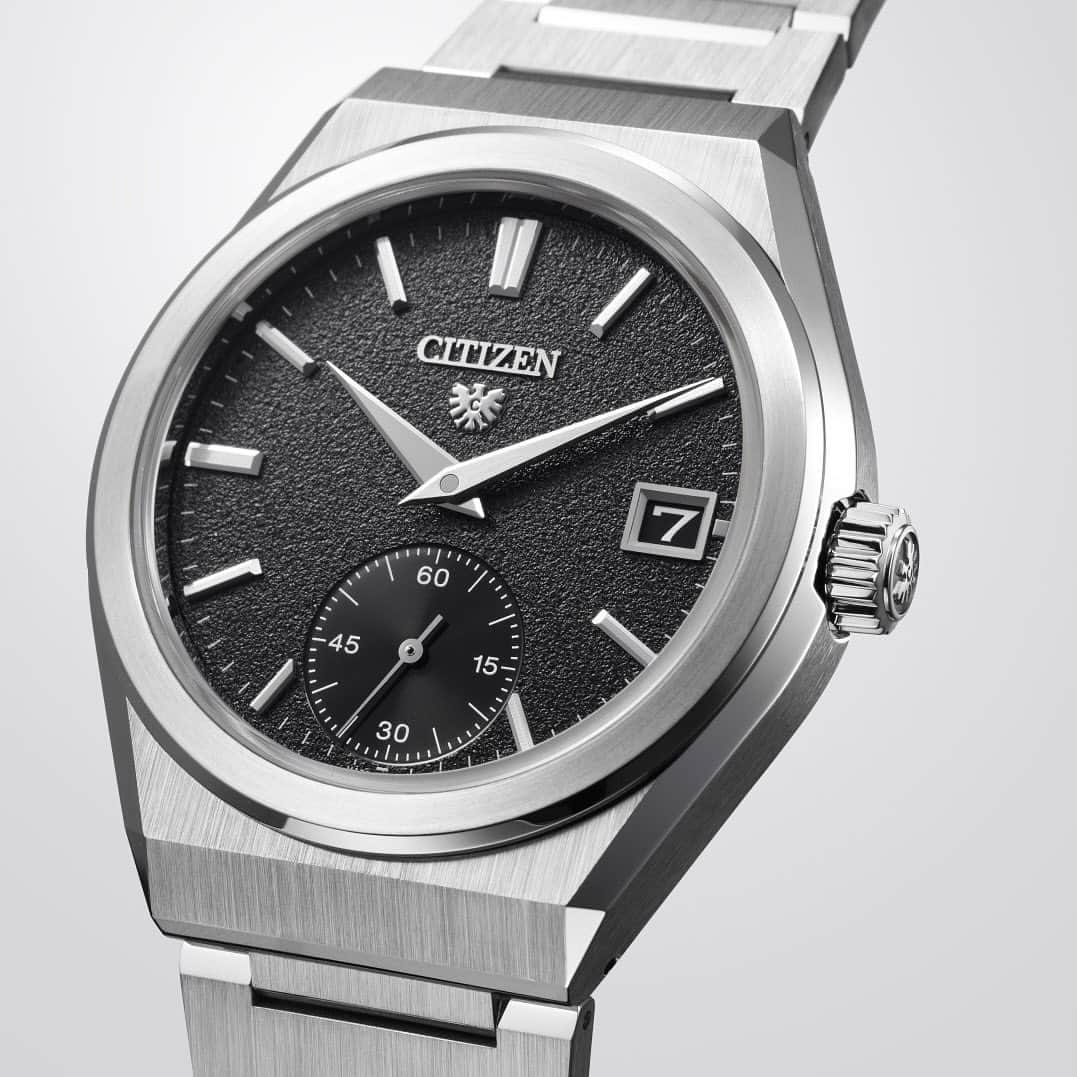 CITIZEN（シチズン時計）さんのインスタグラム写真 - (CITIZEN（シチズン時計）Instagram)「『ザ・シチズン』のデイト表示付メカニカルモデル Caliber 0210 2023年12月9日発売予定  新型ムーブメントCal.0210は、時間精度の長期持続性に優れるフリースプラング方式を用い、平均日差－3～＋5秒を実現。高精度と審美性を両立させる設計思想に基づき、美しくレイアウトされた輪列部品、部品精度や細部にまで施された仕上げが特長です。 本モデルはデイト表示と合わせて、10気圧防水を有しており、日常生活での実用性を重視しています。  ラグのない大胆な面構成のステンレスケースとそこから繋がるブレスレットは、粗目のヘアラインとミラーで磨き分け、シャープに仕上げました。特に装着時にブレスレットから放つ輝きは存在感があります。電鋳手法を施したダイヤルがもたらす陰影は、豊かな表情を描きます。  ダイヤルには『ザ・シチズン』のシンボルである「イーグルマーク」を配しています。1000m先の獲物をも見つけられる卓越した視力を持つ鷲は、未来を見据えて行動する「先見性」の象徴であると同時に、古来、人とパートナーシップを築く生き物です。イーグルマークは、「常に先を見据え、理想を追求する」「身に着ける方に永く寄り添う」という『ザ・シチズン』の2つの意思を表す証です。  【NC1000-51E（ブラックダイヤル）　￥880,000 (税抜価格￥800,000)】 【NC1001-58A（ホワイトダイヤル）　￥880,000 (税抜価格￥800,000)】 ※この製品は特定店限定モデルです。「シチズン フラッグシップストア」及び「シチズン プレミアムドアーズ」のみの取り扱いです。  #シチズン #マイシチズン #citizen #citizenwatch #betterstartsnow #腕時計 #時計 #時計好き #腕時計好き #腕時計好きな人と繋がりたい #時計好きな人と繋がりたい #腕時計くら部 #watch #watches #wristwatch #watchfan #watchlover #ザシチズン #thecitizen」11月27日 17時08分 - citizenwatchjp