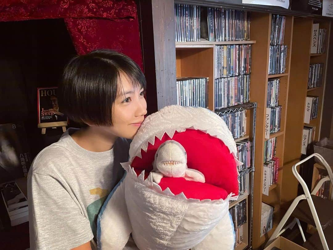 松本穂香さんのインスタグラム写真 - (松本穂香Instagram)「. お馴染みジョーズくん&小ジョーズくん🦈  #ミワさんなりすます  #松本穂香  #ジョーズくん顔見えてなくてごめん  今日から早くも第7週放送です。 ラスト2週！よろしくお願いします！🦈」11月27日 17時08分 - weekly_matsumoto