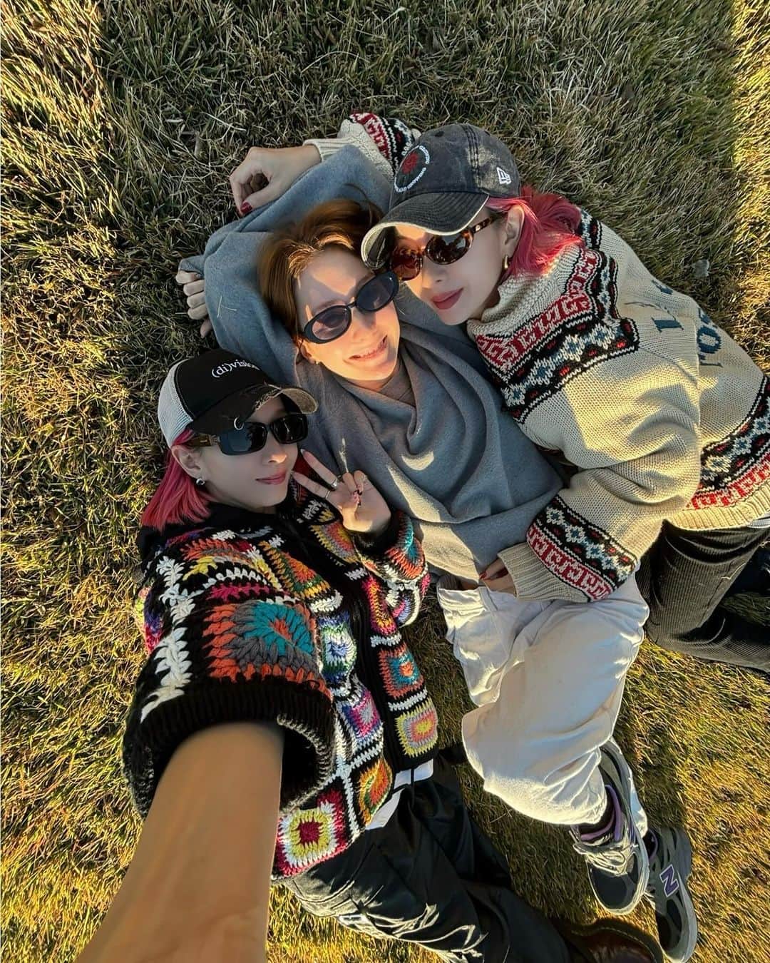 AYAのインスタグラム：「⛰️✨💫 -10月- 久しぶりのグランピング 大好きなファミリーと気兼ねなく過ごす時間は 穏やかで、心地良かったな🦋  気候も良く サウナも露天風呂もプールも ロッジも全てが最高だったなぁ  クロエ、お誘いありがとう。🩵」
