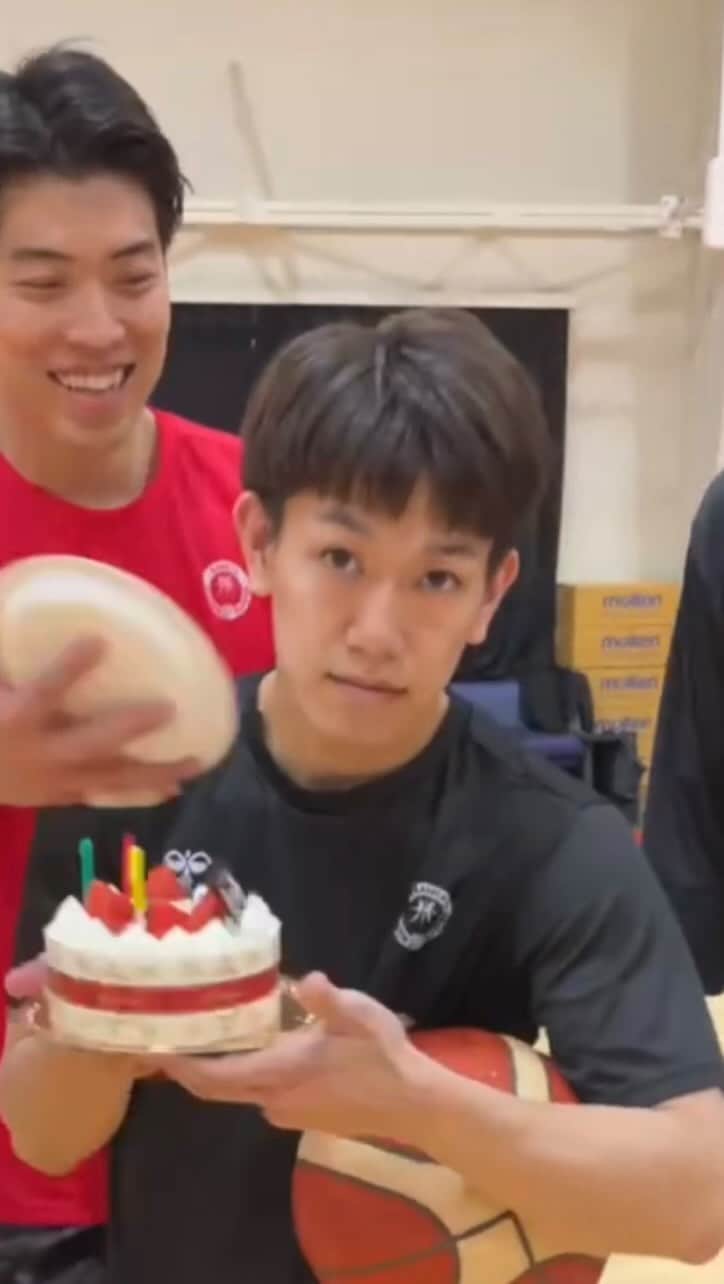 名古屋ダイヤモンドドルフィンズ Nagoya Diamondのインスタグラム：「11/26に誕生日を迎えた #伊藤達哉 選手を祝福🎂🎉 恒例の #顔パイ をした #佐藤卓磨 選手に伊藤選手が仕返し😂  #ドルフィンズ #dolphins #Ｂリーグ #bleague #名古屋 #nagoya  #バスケットボール #バスケ #basketball #DolphinsPRIDE」