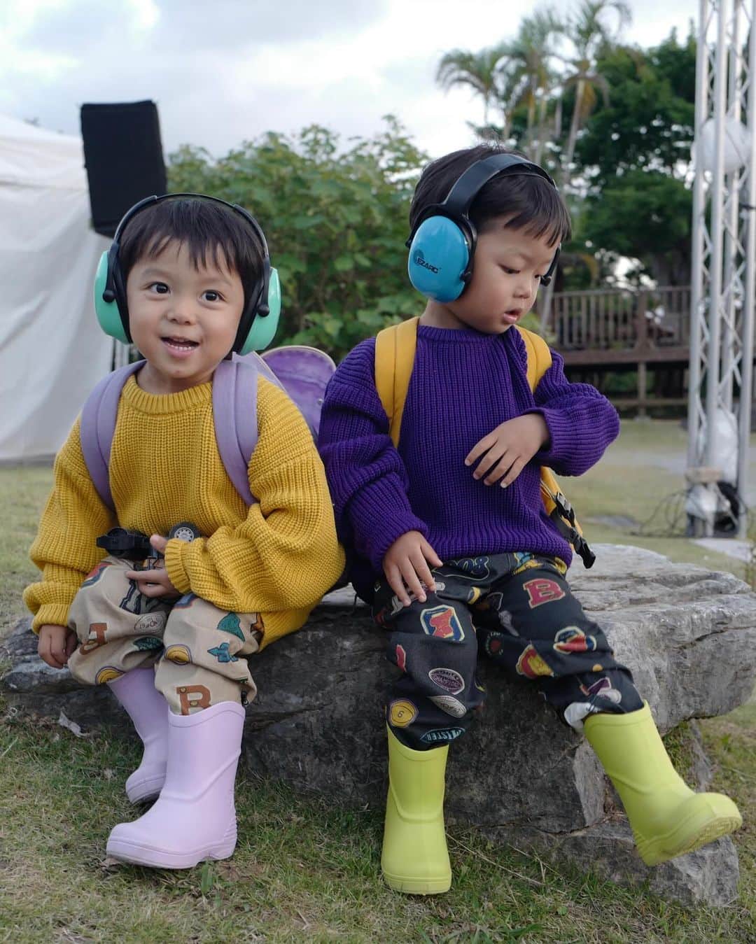 武智志穂さんのインスタグラム写真 - (武智志穂Instagram)「家族で沖縄で開催されたフェスに参加してきました🏝️🕺🏻🪩 @agaitida_okinawa   急に寒くなったから、 @freaksstore_official さんとコラボで作ったニットを着て行くことができました。 我ながらめっちゃ可愛い♡ 合わせるボトムスも選ばないから便利。 そして暖か〜い☺️ チクチクもしないよ。 えいけんはMサイズを着用しています。 再来年くらいまでは着れそう！  大好きな人たちと気持ちのいい音楽を楽しむ時間。 えいけんもみんなとの夜遊びが楽しかったようで、また行きたいと繰り返し言っています👦🏻👦🏻 たまにの夜遊びってほんと楽しいよね。 しっかり遺伝子受け継いでる🧬🤣 また一緒に遊びに行こうね！  遊んでくれたみんな、ありがと〜う🫰🏼💕  #えいけんdiary #沖縄移住 #子連れフェス」11月27日 17時20分 - shiho_takechi