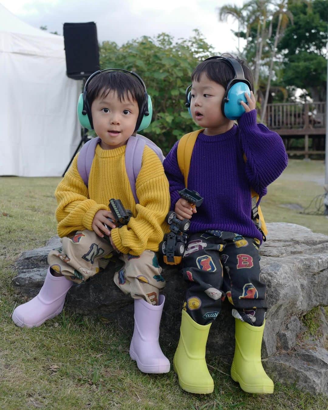 武智志穂さんのインスタグラム写真 - (武智志穂Instagram)「家族で沖縄で開催されたフェスに参加してきました🏝️🕺🏻🪩 @agaitida_okinawa   急に寒くなったから、 @freaksstore_official さんとコラボで作ったニットを着て行くことができました。 我ながらめっちゃ可愛い♡ 合わせるボトムスも選ばないから便利。 そして暖か〜い☺️ チクチクもしないよ。 えいけんはMサイズを着用しています。 再来年くらいまでは着れそう！  大好きな人たちと気持ちのいい音楽を楽しむ時間。 えいけんもみんなとの夜遊びが楽しかったようで、また行きたいと繰り返し言っています👦🏻👦🏻 たまにの夜遊びってほんと楽しいよね。 しっかり遺伝子受け継いでる🧬🤣 また一緒に遊びに行こうね！  遊んでくれたみんな、ありがと〜う🫰🏼💕  #えいけんdiary #沖縄移住 #子連れフェス」11月27日 17時20分 - shiho_takechi