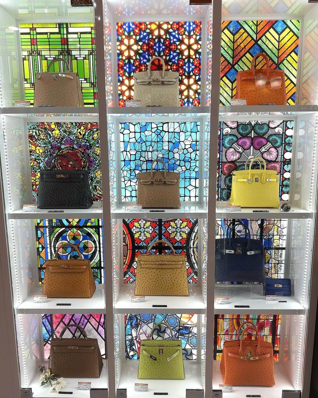唯可（yuika）さんのインスタグラム写真 - (唯可（yuika）Instagram)「エルメスの品揃え豊富な エルメス専門オレンジブティック銀座店へ 遊びに行ってきました🍊  まだまだ持つことはないだろう、、と思っていた 憧れのバーキンを試しに持てる機会があり とっても嬉しかった🥹✨もちろんバーキンだけでなく、 お財布、時計、ピコタン、ケリーなどなど とにかく種類が豊富💭  とにかく品揃えが豊富で圧巻なので、 気になる方は是非銀座の@orange_boutique.ginza へ✨  #PR #オレンジブティック銀座 #エルメス #エルメスバッグ#エルメスバーキン #エルメスケリー #エルメスピコタン#エルメスエトゥープ#バーキン #ケリー #ピコタン#バーキン」11月27日 17時35分 - yu.i.k.a