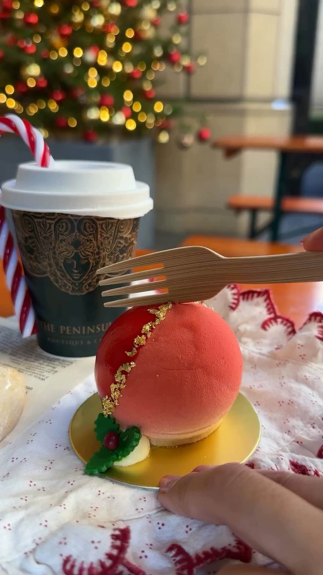 The Peninsula Tokyo/ザ・ペニンシュラ東京のインスタグラム：「クリスマスマーケットが週末とクリスマスにオープンします！🎄コーヒーやケーキなどのスイーツ、そして、世界各地のクッキーやパイなどもご用意しています。お近くにお越しの際はぜひお立ち寄りください♪ 写真クレジット： @mimisomi33  Christmas Market alert at Naka Dori Terrace! 🎄Join us for a taste of ‘Christmas Around the World.’ Cookies from Italy, pies from Britain, and more! Plus, a sparkling advent calendar countdown. Let the festive feast begin. We hope you @mimisomi33 enjoyed your experience with us!」