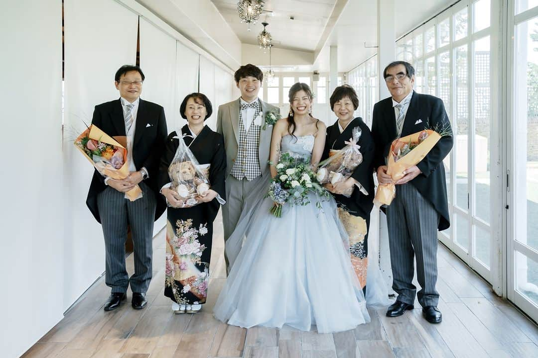 ラヴィ•ファクトリーさんのインスタグラム写真 - (ラヴィ•ファクトリーInstagram)「【写真で叶える結婚式】 . おふたりのために駆けつけてくださった 大切なゲストに 感謝の気持ちを伝えるご新郎さま*  終始おふたりとゲストの笑顔輝く結婚式でした✨ . —————— ラヴィファクトリー:@hiroshima_laviefactory Photographer:@tsubasagram283 AREA:JAPAN,HIROSHIMA —————— @laviefactoryをフォローして #laviefactory #ラヴィファクトリー のハッシュタグをつけて お写真を投稿してみてくださいね* . こちらの公式IG（@laviefactory） で取り上げさせていただきます✨ . 思わず笑顔になれるハートのある 「家族写真」はラヴィクルール* >>>@laviecouleur_official . #wedding #weddingphotography #photo #ハートのある写真 #instawedding #結婚写真 #ウェディング #ウェディングフォト #撮影指示書 #ロケーションフォト #前撮り #写真好きな人と繋がりたい #フォトウェディング #卒花 #後撮り #ウェディングニュース #前撮り小物 #前撮りフォト #前撮りアイテム #ウェディング撮影 #撮影構図 #前撮りアイディア #撮影指示書 #花嫁コーディネート #花嫁コーデ #新郎あいさつ #謝辞 #おもてなし婚」11月27日 17時14分 - laviefactory