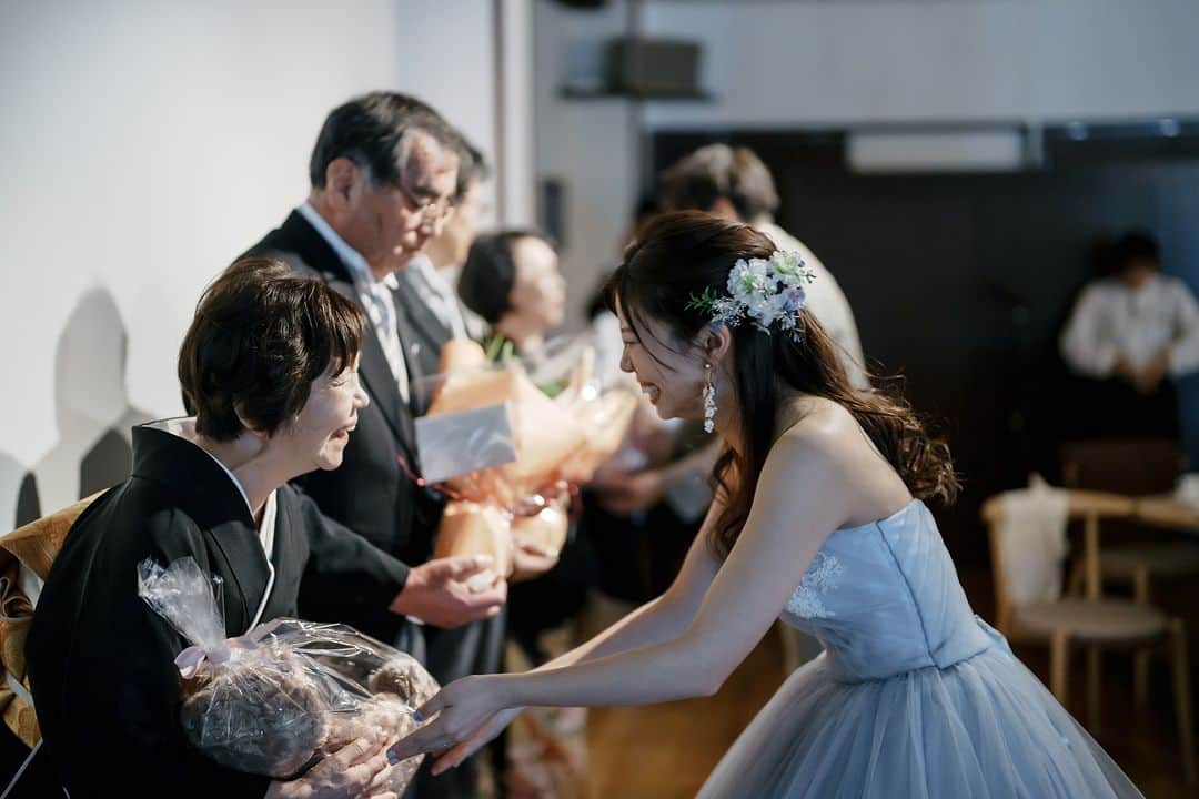 ラヴィ•ファクトリーさんのインスタグラム写真 - (ラヴィ•ファクトリーInstagram)「【写真で叶える結婚式】 . おふたりのために駆けつけてくださった 大切なゲストに 感謝の気持ちを伝えるご新郎さま*  終始おふたりとゲストの笑顔輝く結婚式でした✨ . —————— ラヴィファクトリー:@hiroshima_laviefactory Photographer:@tsubasagram283 AREA:JAPAN,HIROSHIMA —————— @laviefactoryをフォローして #laviefactory #ラヴィファクトリー のハッシュタグをつけて お写真を投稿してみてくださいね* . こちらの公式IG（@laviefactory） で取り上げさせていただきます✨ . 思わず笑顔になれるハートのある 「家族写真」はラヴィクルール* >>>@laviecouleur_official . #wedding #weddingphotography #photo #ハートのある写真 #instawedding #結婚写真 #ウェディング #ウェディングフォト #撮影指示書 #ロケーションフォト #前撮り #写真好きな人と繋がりたい #フォトウェディング #卒花 #後撮り #ウェディングニュース #前撮り小物 #前撮りフォト #前撮りアイテム #ウェディング撮影 #撮影構図 #前撮りアイディア #撮影指示書 #花嫁コーディネート #花嫁コーデ #新郎あいさつ #謝辞 #おもてなし婚」11月27日 17時14分 - laviefactory
