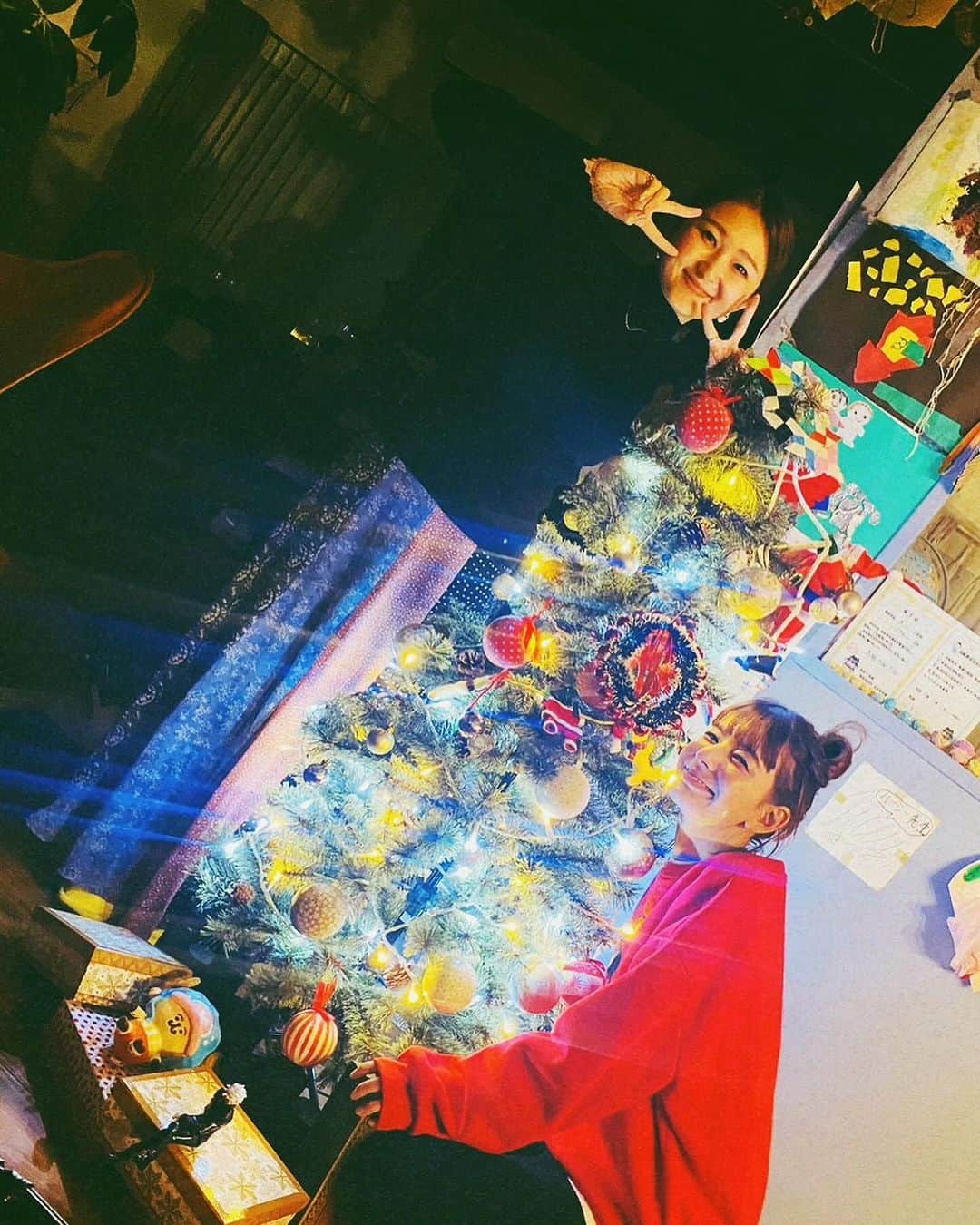 スザンヌさんのインスタグラム写真 - (スザンヌInstagram)「今年もクリスマスツリー🎄 いつものみんなで出せた（今年は当たり前なんてないって思わせてもらう出来事ありで一緒に出せた喜び100倍🧑‍🎄）  そして子どもたちおっきくなって あと毎年のことだからか？段取りもさすがすぎで過去最短👍 10分くらいでぴゃぴゃーっと！組み立てから飾り付けまで完了😎 早すぎて親たちがちょっと待って待ってって言ってた♡  最後２枚は去年と5年前👦👧👦  いつのまにか ツリー🎄の背を超して 何にも手伝わなくても自分たちで最初から最後まで出来るようになって🥺  わたしにとっては クリスマス本番よりも 子どもたちの成長を感じることが出来る大切な日なのかも、クリスマスツリーの日🎄  とか言いながらサンタスウェット🎅着てちゃっかりケンタッキーもたんまり食べて🍗ワイン🍷も飲んで、誰より意識高かったけどね☜笑笑  #クリスマスツリー出しました #クリスマスツリー #クリスマスツリー飾り付け #クリスマスツリー点灯式 #しあわせ日曜日」11月27日 17時15分 - suzanneeee1028