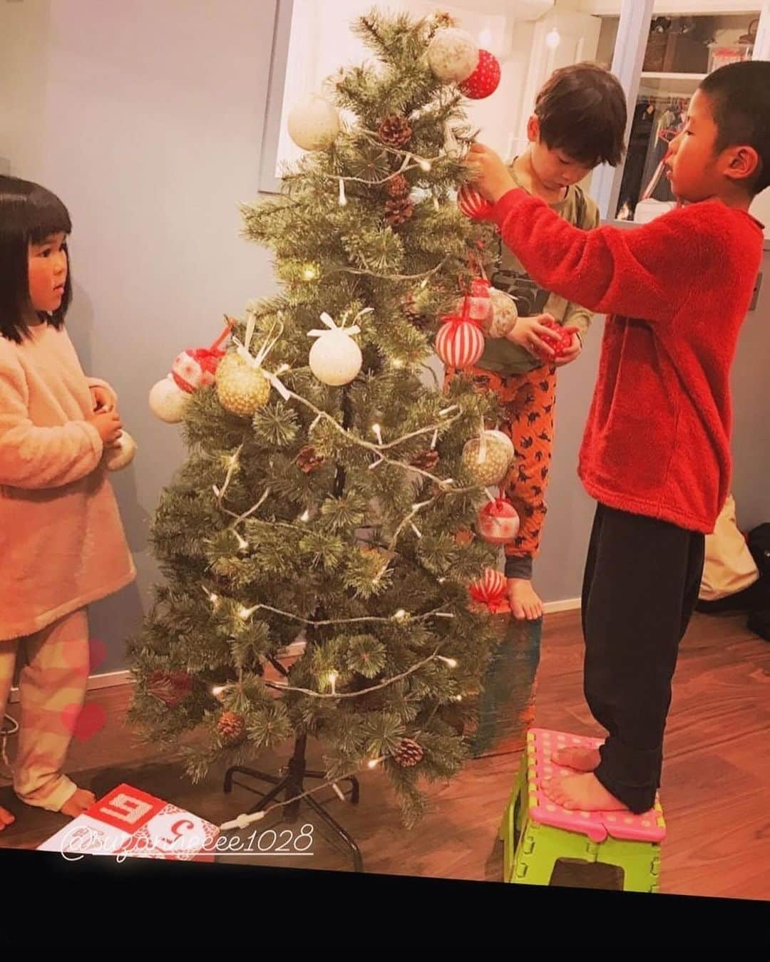 スザンヌさんのインスタグラム写真 - (スザンヌInstagram)「今年もクリスマスツリー🎄 いつものみんなで出せた（今年は当たり前なんてないって思わせてもらう出来事ありで一緒に出せた喜び100倍🧑‍🎄）  そして子どもたちおっきくなって あと毎年のことだからか？段取りもさすがすぎで過去最短👍 10分くらいでぴゃぴゃーっと！組み立てから飾り付けまで完了😎 早すぎて親たちがちょっと待って待ってって言ってた♡  最後２枚は去年と5年前👦👧👦  いつのまにか ツリー🎄の背を超して 何にも手伝わなくても自分たちで最初から最後まで出来るようになって🥺  わたしにとっては クリスマス本番よりも 子どもたちの成長を感じることが出来る大切な日なのかも、クリスマスツリーの日🎄  とか言いながらサンタスウェット🎅着てちゃっかりケンタッキーもたんまり食べて🍗ワイン🍷も飲んで、誰より意識高かったけどね☜笑笑  #クリスマスツリー出しました #クリスマスツリー #クリスマスツリー飾り付け #クリスマスツリー点灯式 #しあわせ日曜日」11月27日 17時15分 - suzanneeee1028