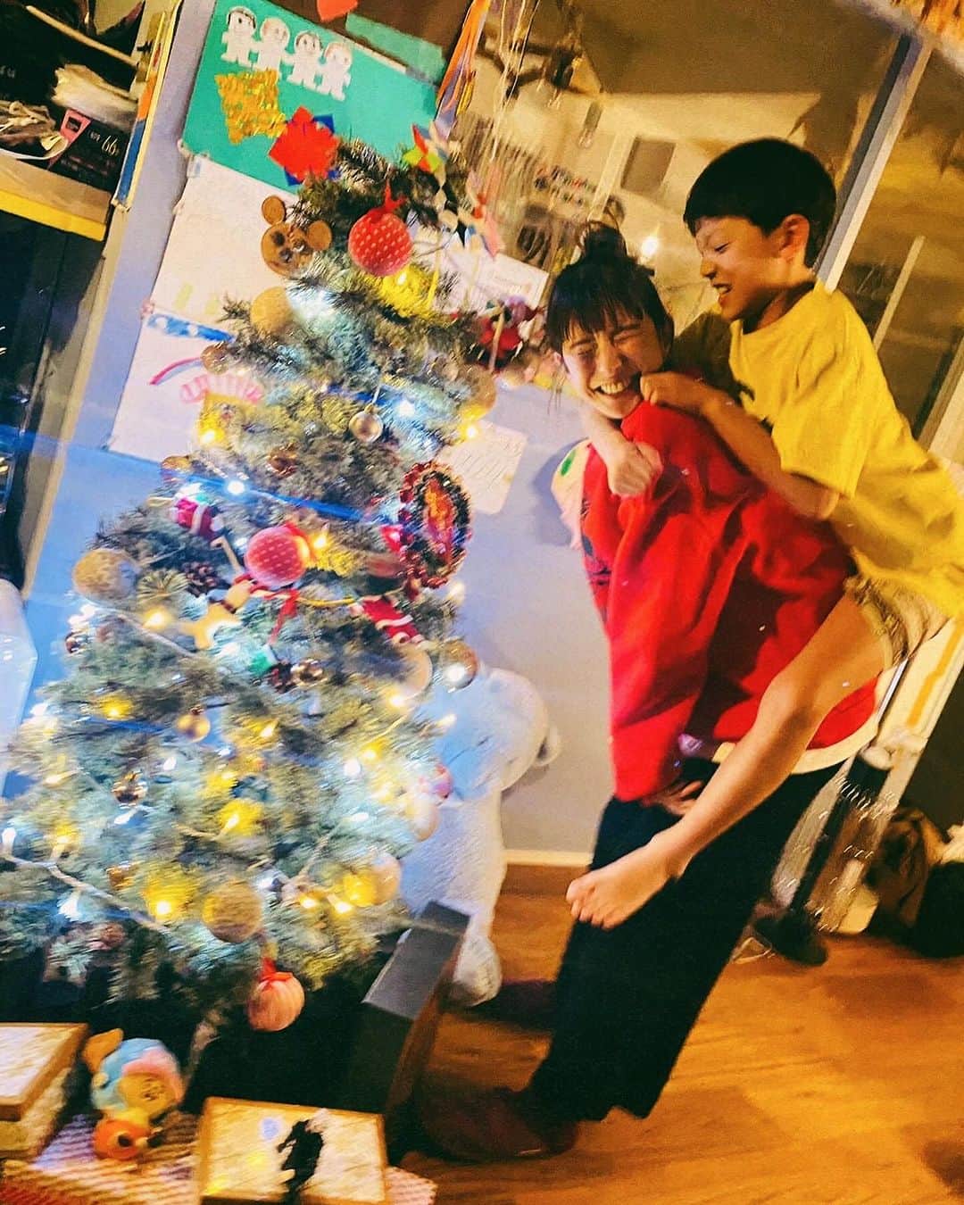 スザンヌのインスタグラム：「今年もクリスマスツリー🎄 いつものみんなで出せた（今年は当たり前なんてないって思わせてもらう出来事ありで一緒に出せた喜び100倍🧑‍🎄）  そして子どもたちおっきくなって あと毎年のことだからか？段取りもさすがすぎで過去最短👍 10分くらいでぴゃぴゃーっと！組み立てから飾り付けまで完了😎 早すぎて親たちがちょっと待って待ってって言ってた♡  最後２枚は去年と5年前👦👧👦  いつのまにか ツリー🎄の背を超して 何にも手伝わなくても自分たちで最初から最後まで出来るようになって🥺  わたしにとっては クリスマス本番よりも 子どもたちの成長を感じることが出来る大切な日なのかも、クリスマスツリーの日🎄  とか言いながらサンタスウェット🎅着てちゃっかりケンタッキーもたんまり食べて🍗ワイン🍷も飲んで、誰より意識高かったけどね☜笑笑  #クリスマスツリー出しました #クリスマスツリー #クリスマスツリー飾り付け #クリスマスツリー点灯式 #しあわせ日曜日」